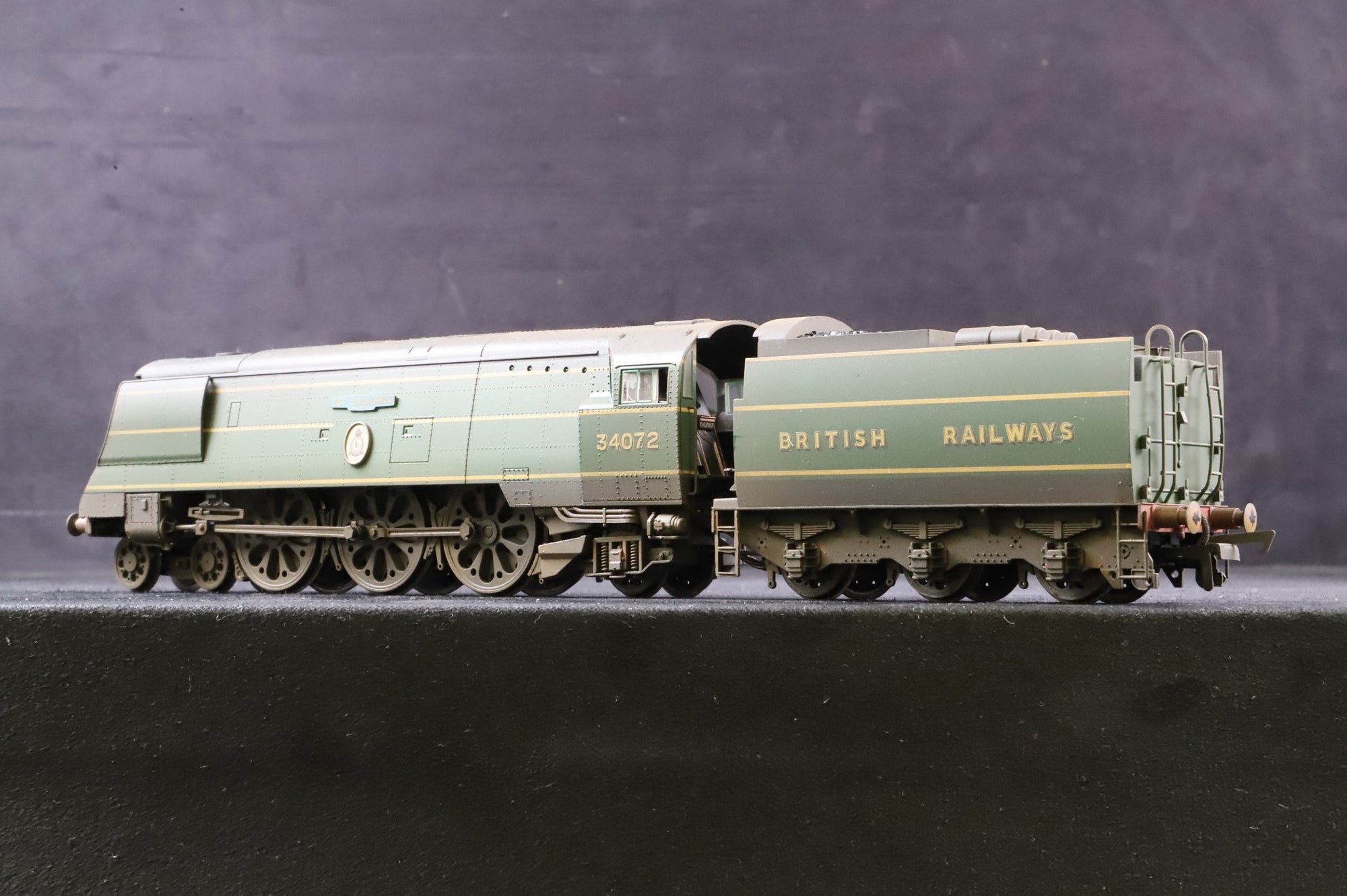 Hornby OO R301229 Battle of Britain Class No.34072 '257 Squadron' in Lined Malachite Green w/ Sunshine Style BR Lettering - DCC Sound & Weathered