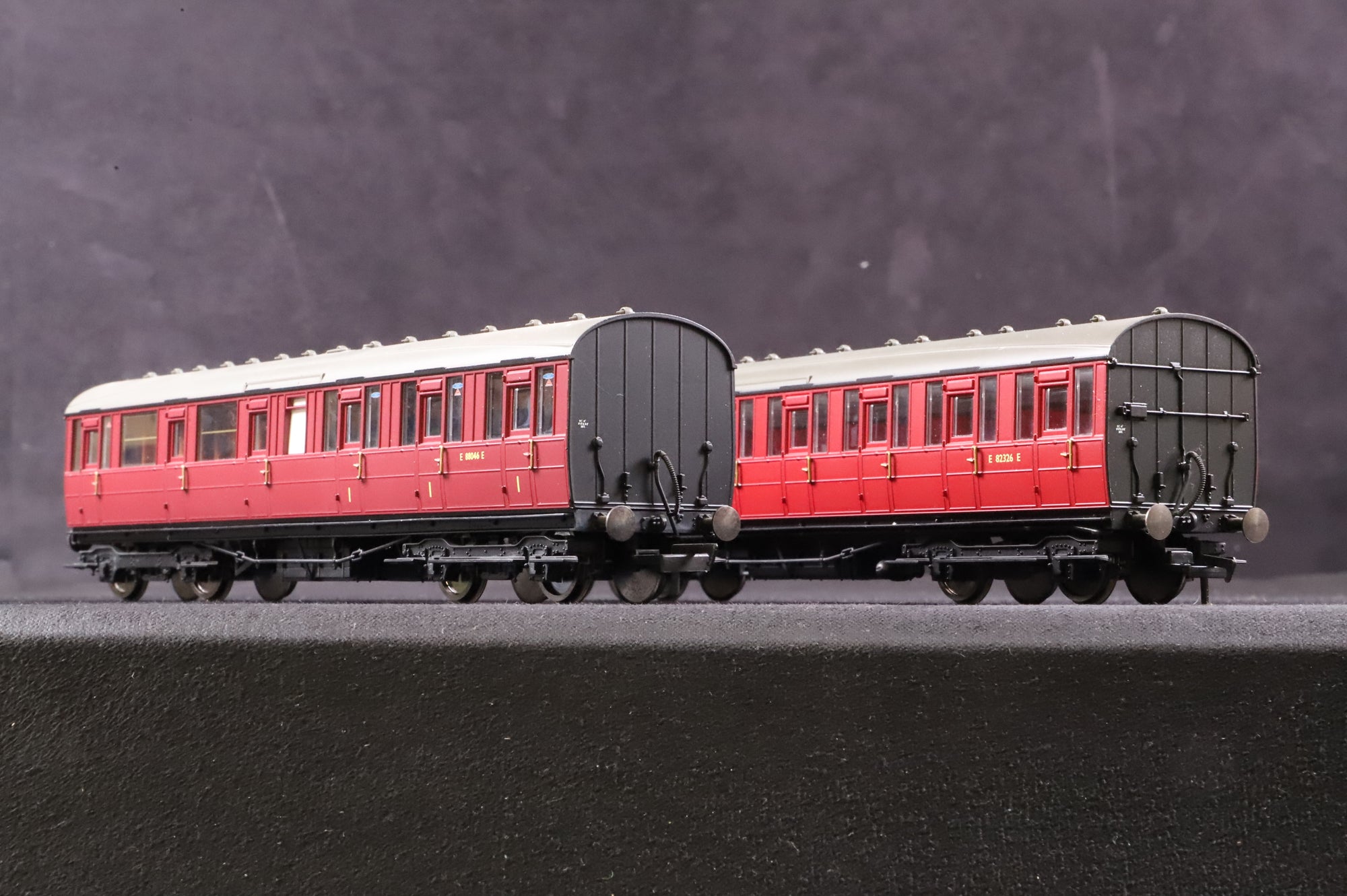 Hornby OO R4520/4521A 2x Gresley Suburbans in BR Crimson