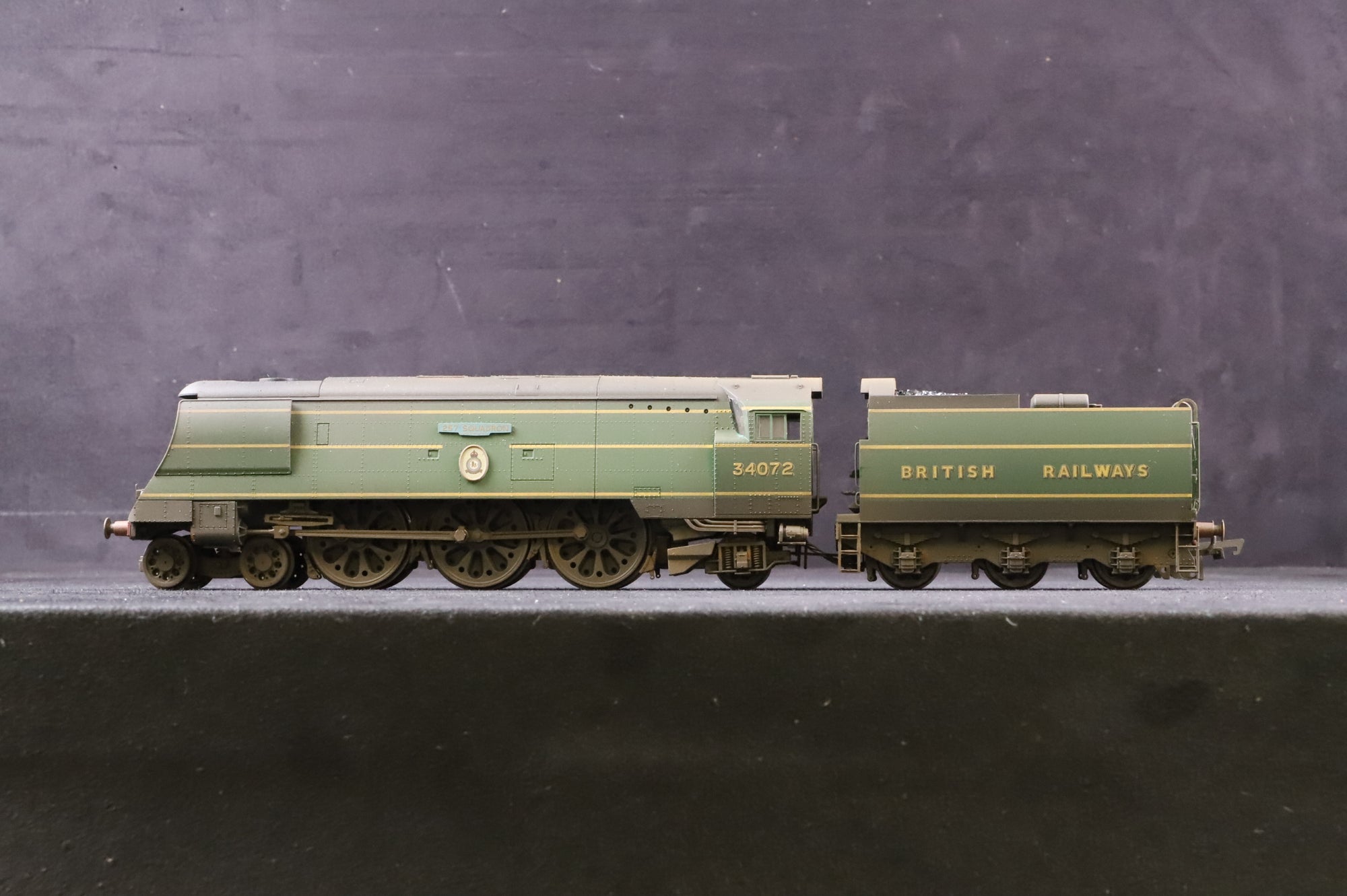 Hornby OO R301229 Battle of Britain Class No.34072 '257 Squadron' in Lined Malachite Green w/ Sunshine Style BR Lettering - DCC Sound & Weathered