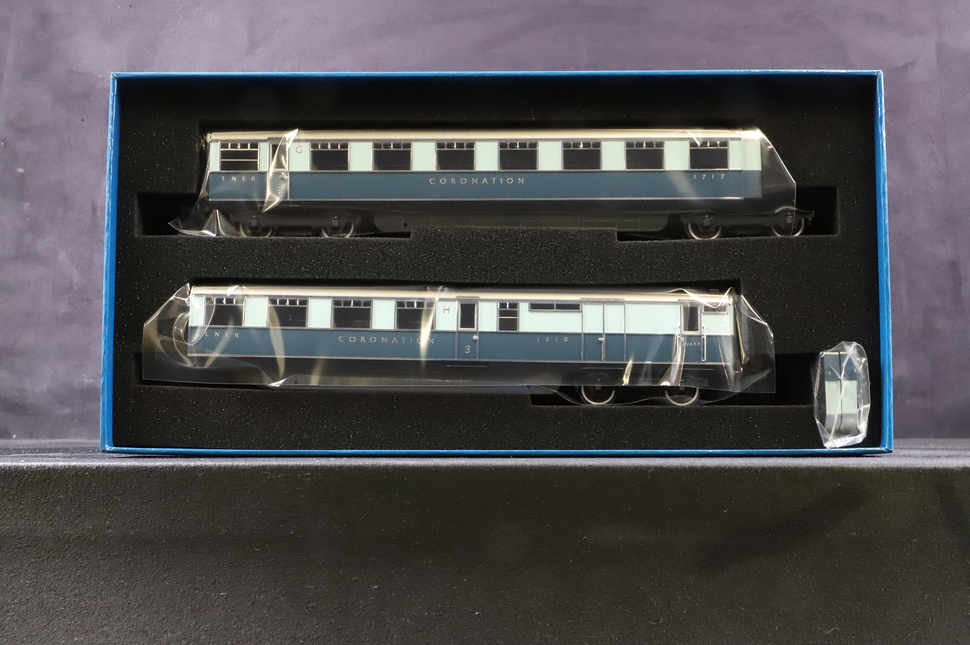 Hornby OO Set of 9 LNER Coronation Coaches