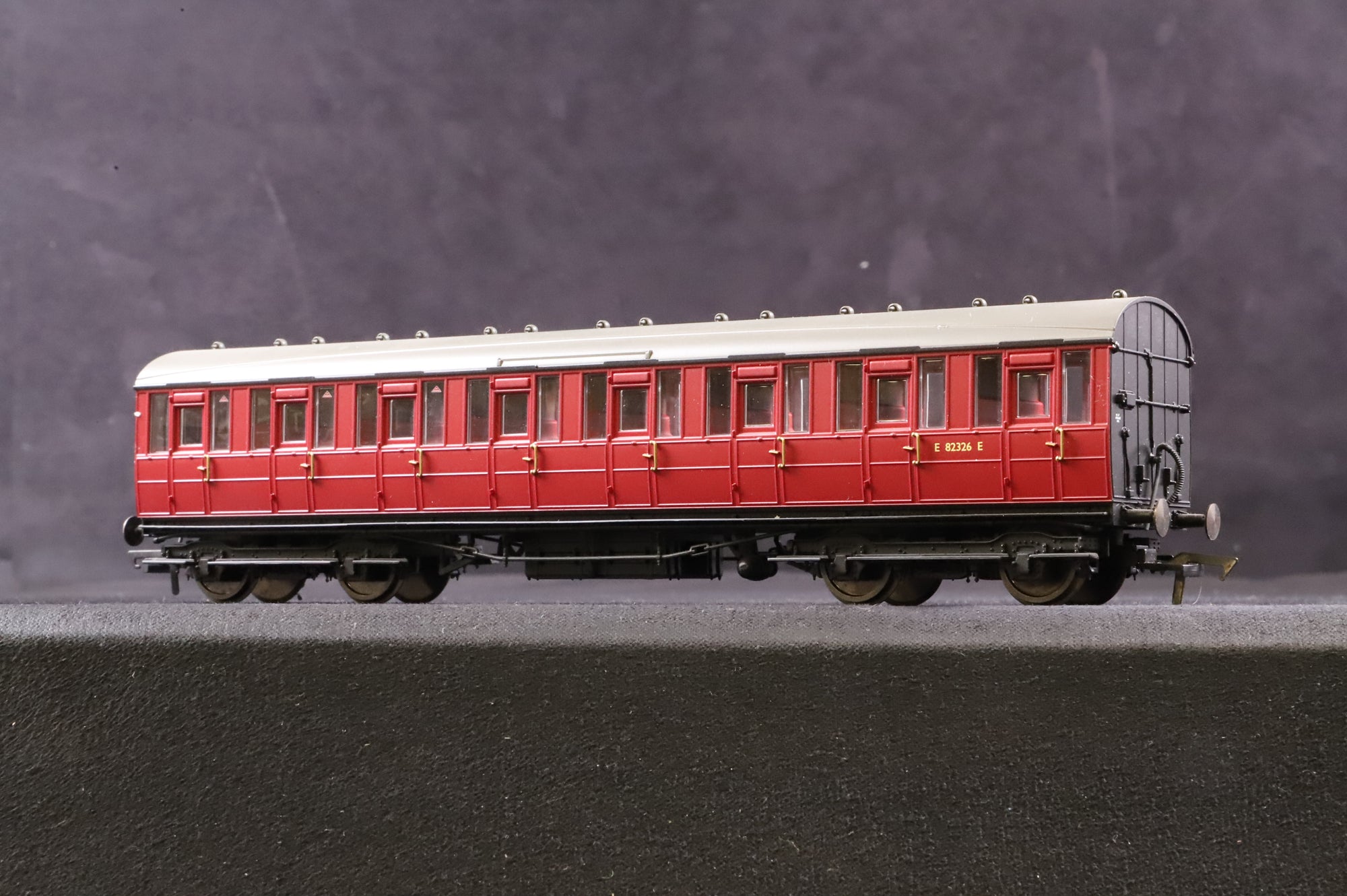 Hornby OO R4520/4521A 2x Gresley Suburbans in BR Crimson