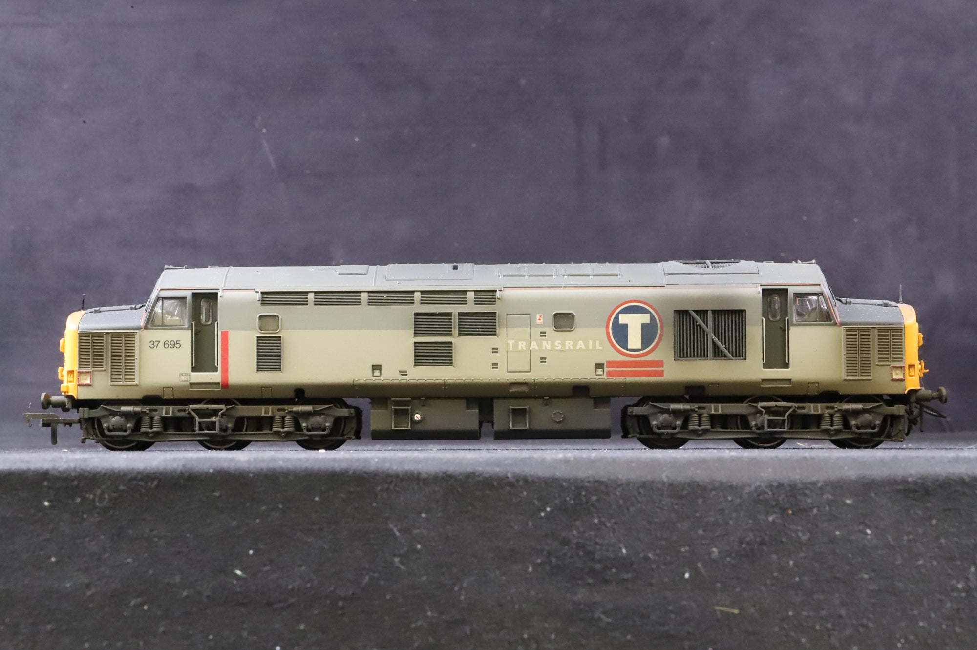 Bachmann OO Class 37 37695 in Ex-BR Railfeight Transrail Livery - Weathered