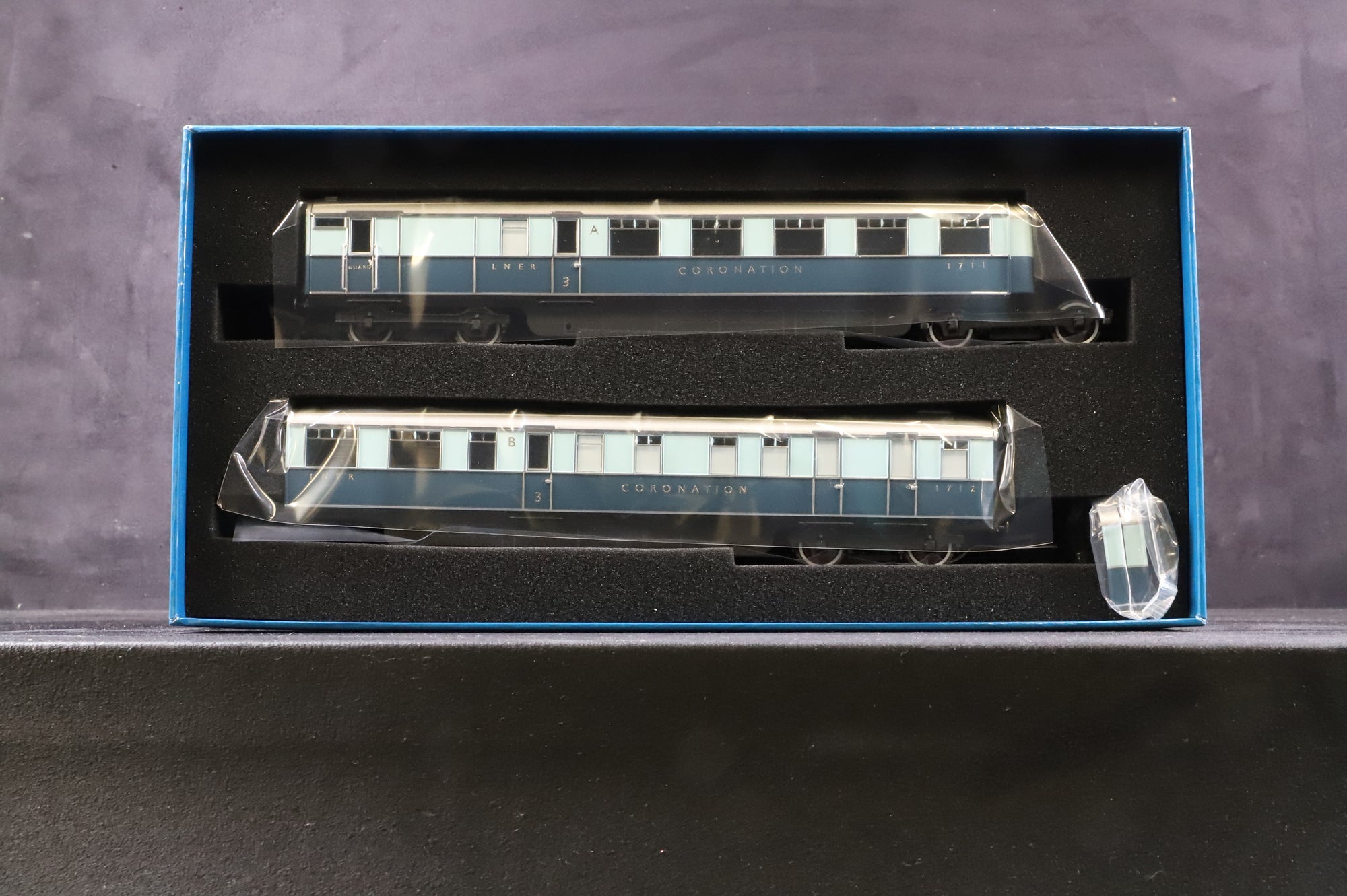 Hornby OO Set of 9 LNER Coronation Coaches