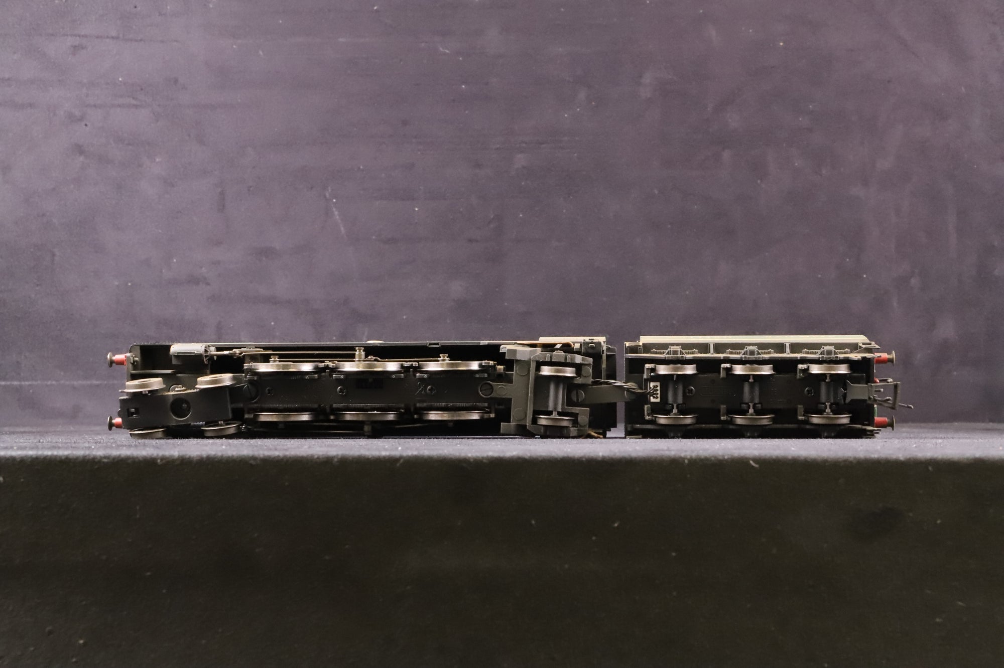 Hornby OO R301229 Battle of Britain Class No.34072 '257 Squadron' in Lined Malachite Green w/ Sunshine Style BR Lettering - DCC Sound & Weathered