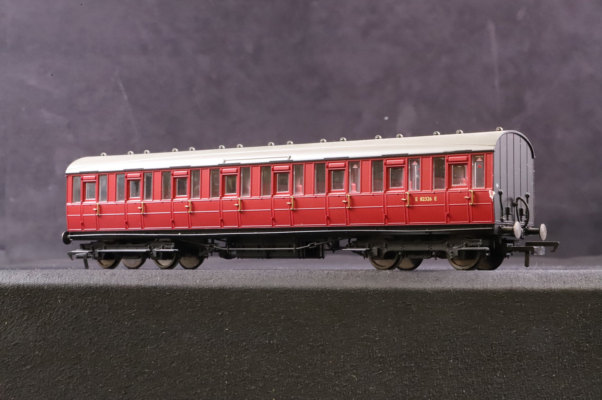 Hornby OO R4520/4521A 2x Gresley Suburbans in BR Crimson