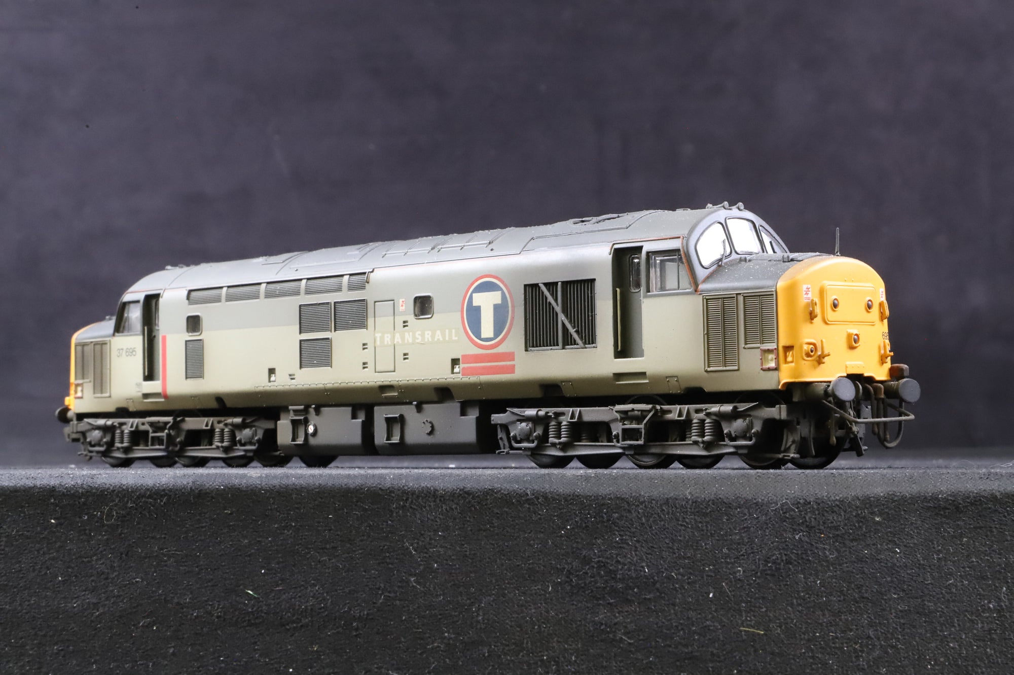 Bachmann OO Class 37 37695 in Ex-BR Railfeight Transrail Livery - Weathered
