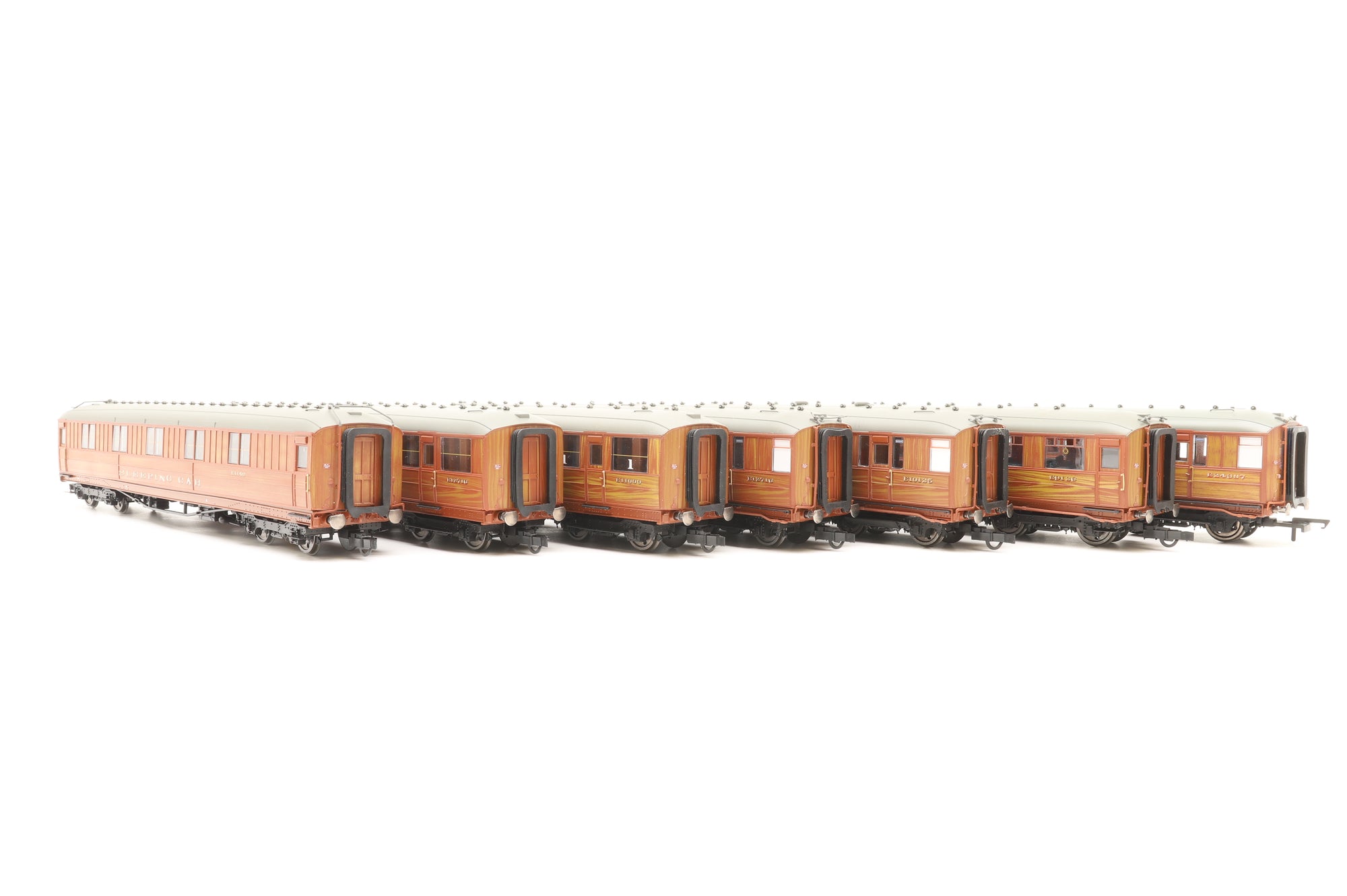 Hornby OO Rake of 7x Gresley 61' 6'' Teak Coaches