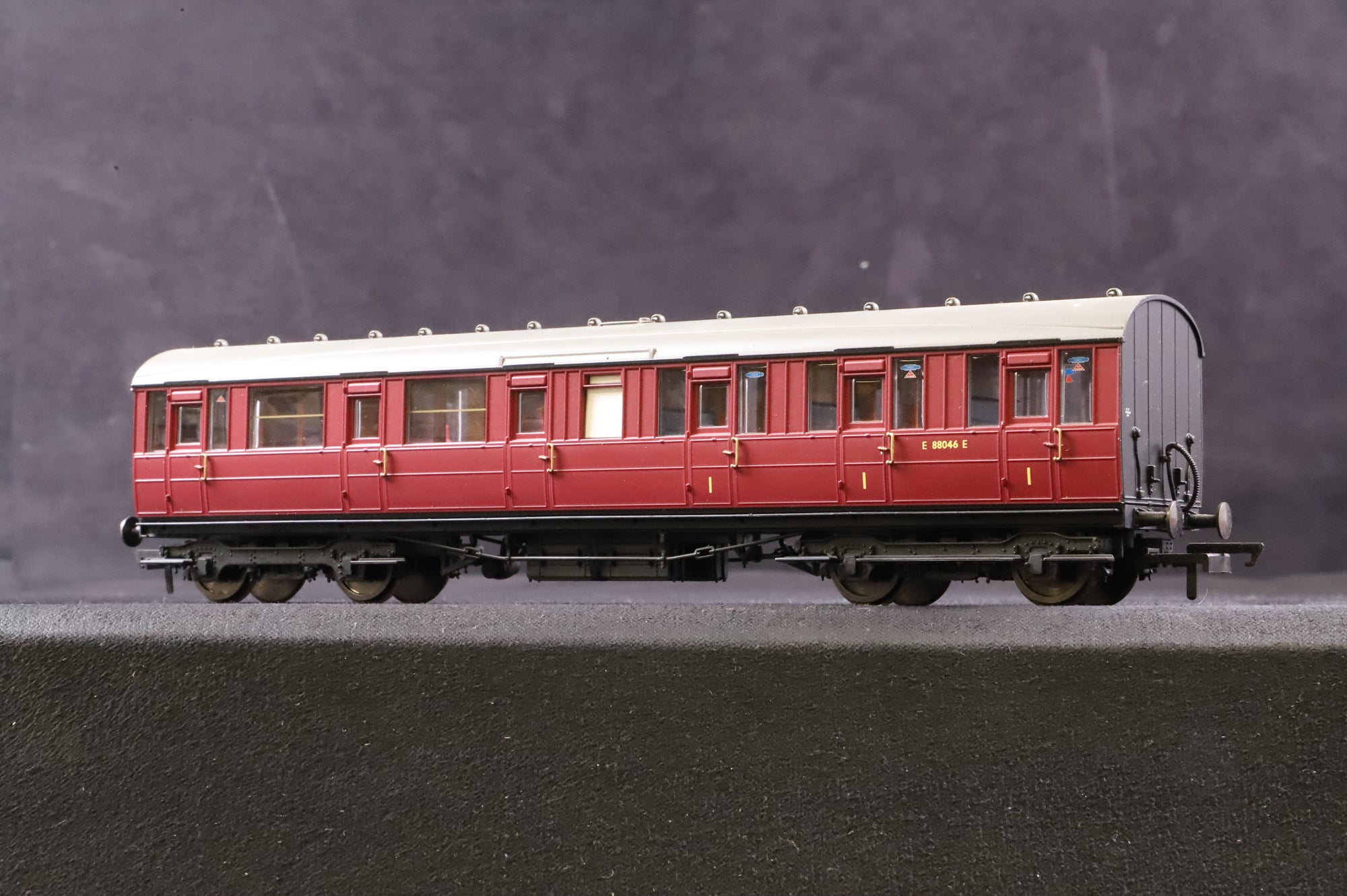 Hornby OO R4520/4521A 2x Gresley Suburbans in BR Crimson