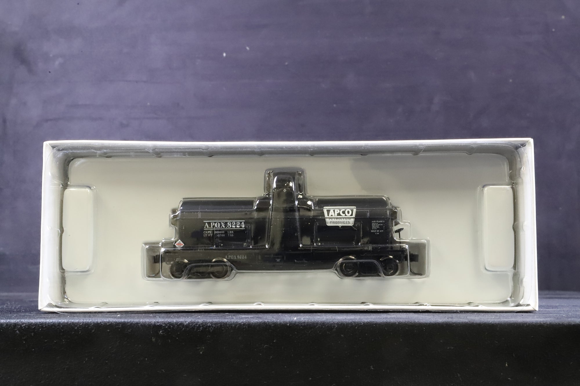 Proto 2000 HO Rake of 6 8000 Gallon Type 21 Riveted Tank Cars 'APCO'