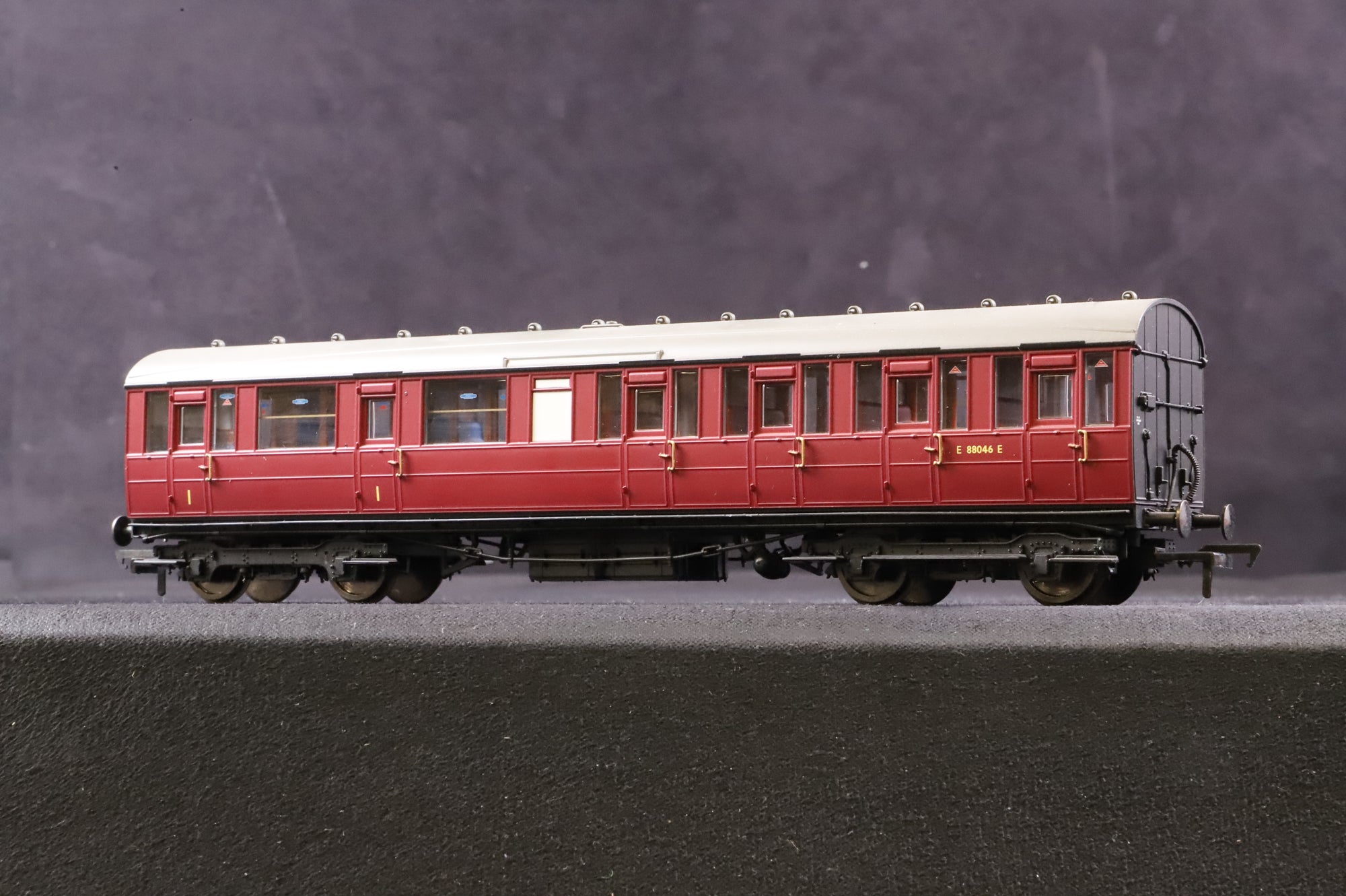 Hornby OO R4520/4521A 2x Gresley Suburbans in BR Crimson