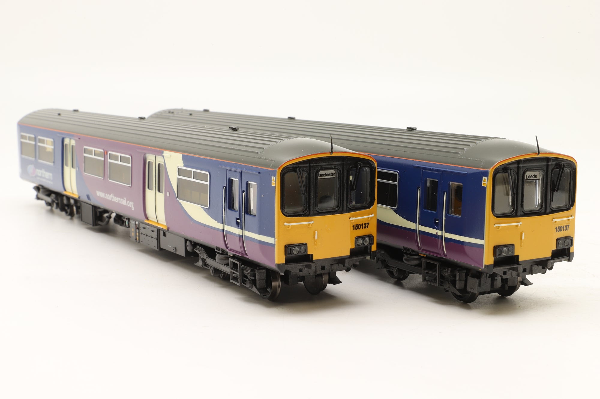 Bachmann OO Class 150 2-Car DMU in Northern Livery