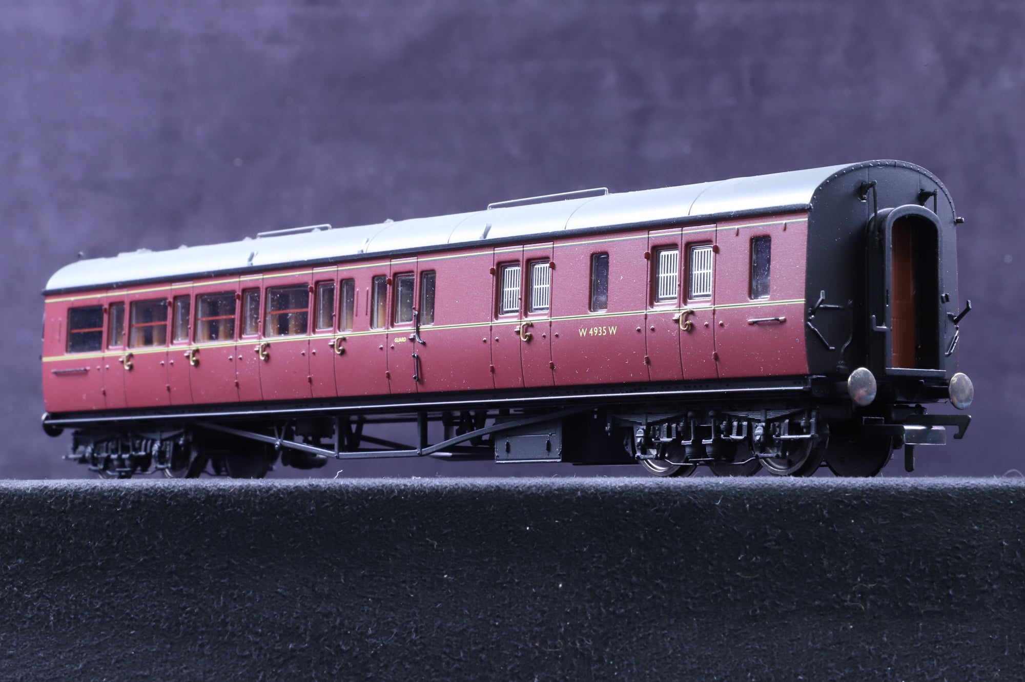 Hornby OO Rake Of 4 BR(W) Hawksworth Maroon Lined Compartment Coaches