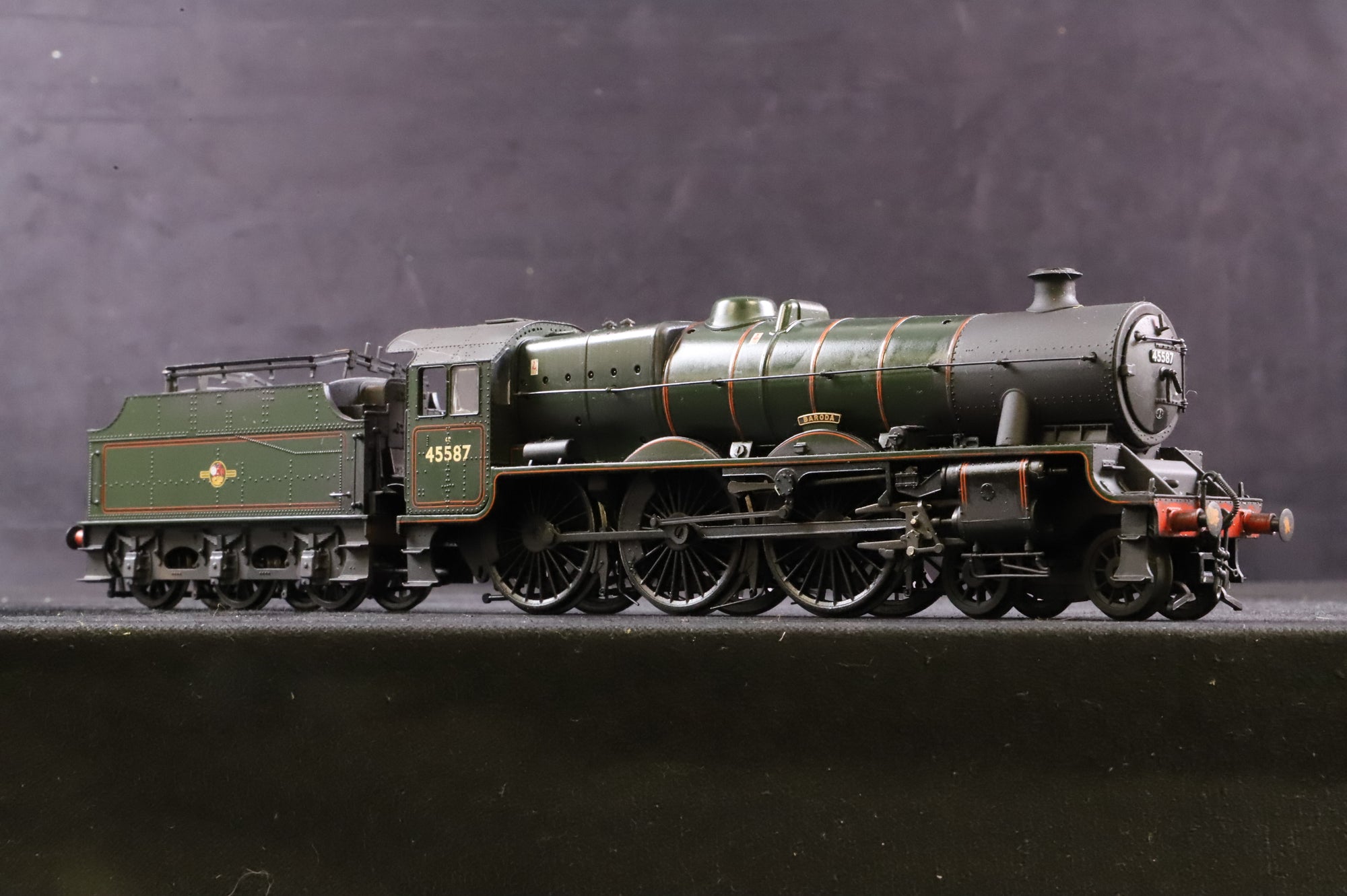 Bachmann OO Jubilee Class '45587' 'Baroda' BR Green L/C Fowler Tender Weathered