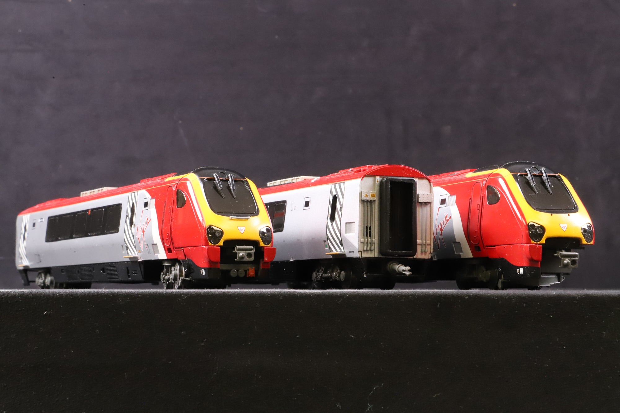 WORKSHOP Bachmann OO 30-600 Bachmann 220 Voyager 3 Car DMU in Virgin Trains Livery