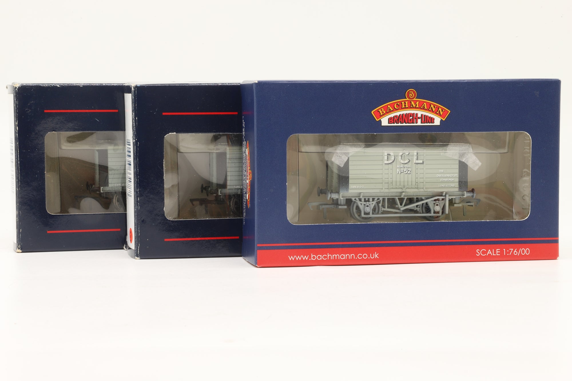 Bachmann OO Rake of 3x 10T DCL Salt Wagoons – 1/3 Weathered