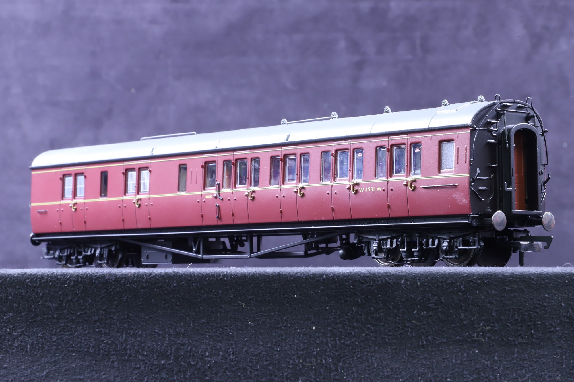 Hornby OO Rake Of 4 BR(W) Hawksworth Maroon Lined Compartment Coaches