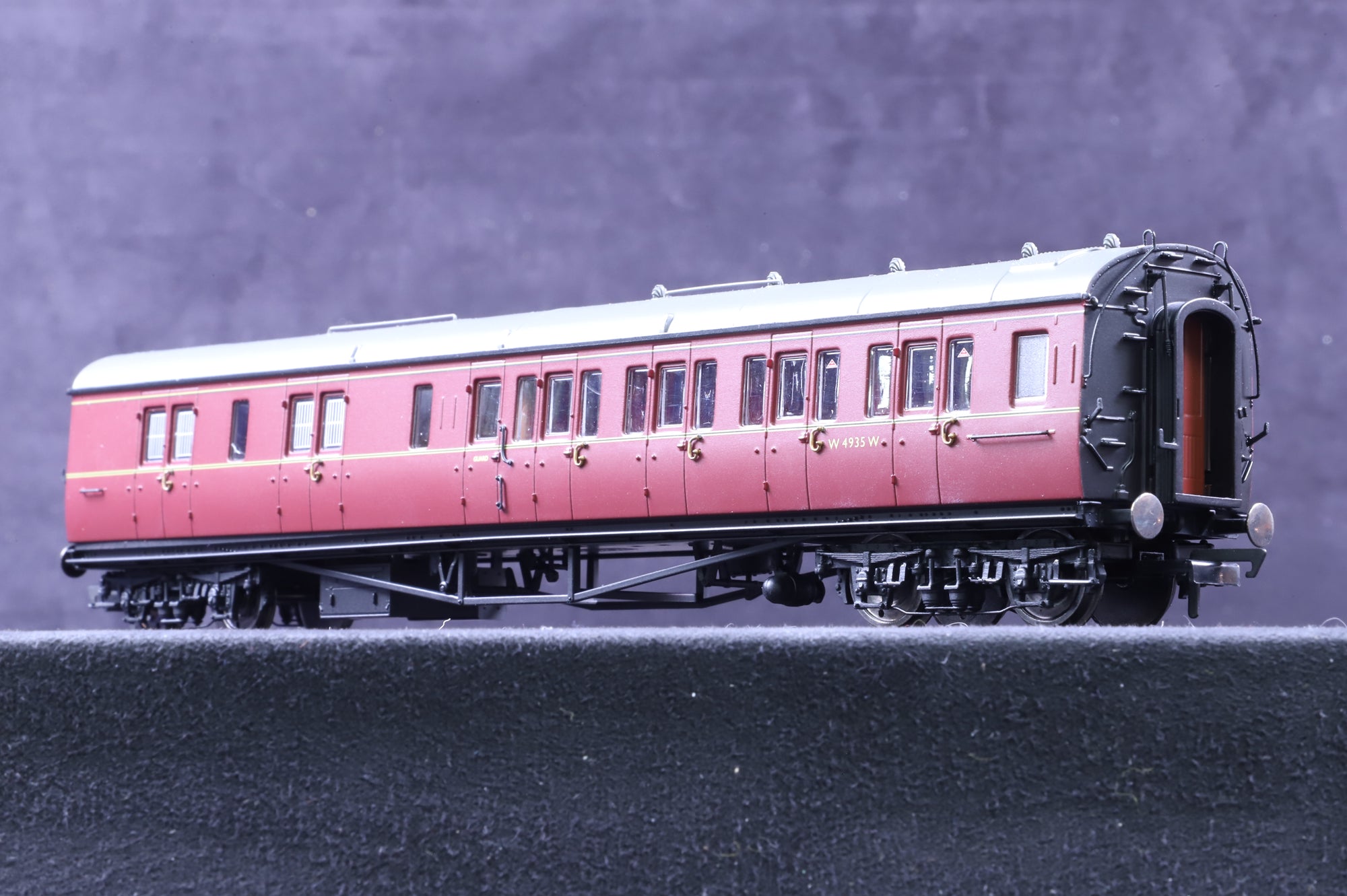Hornby OO Rake Of 4 BR(W) Hawksworth Maroon Lined Compartment Coaches