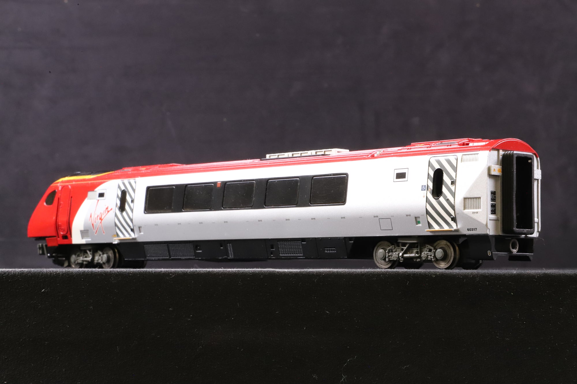 WORKSHOP Bachmann OO 30-600 Bachmann 220 Voyager 3 Car DMU in Virgin Trains Livery