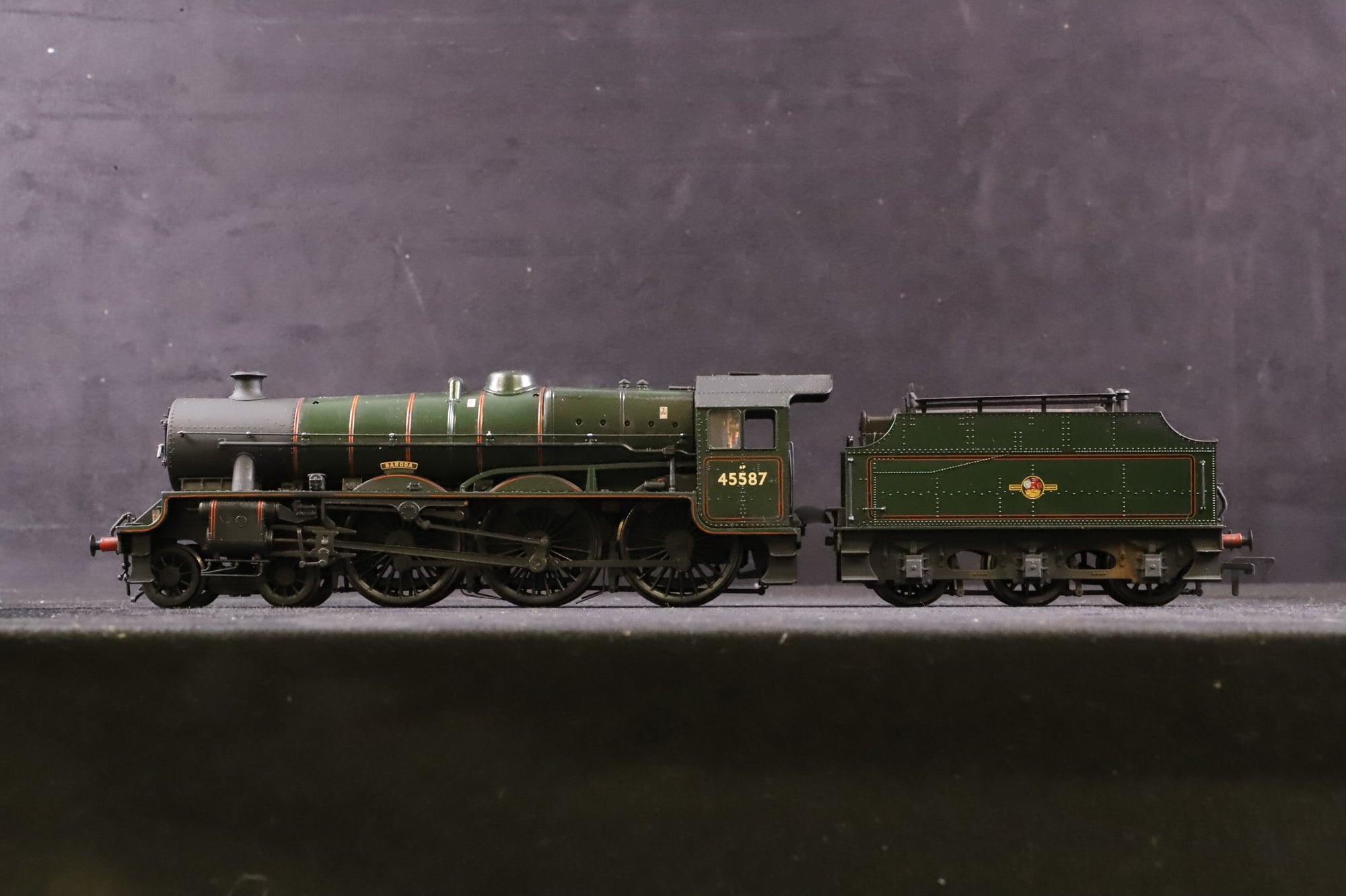 Bachmann OO Jubilee Class '45587' 'Baroda' BR Green L/C Fowler Tender Weathered
