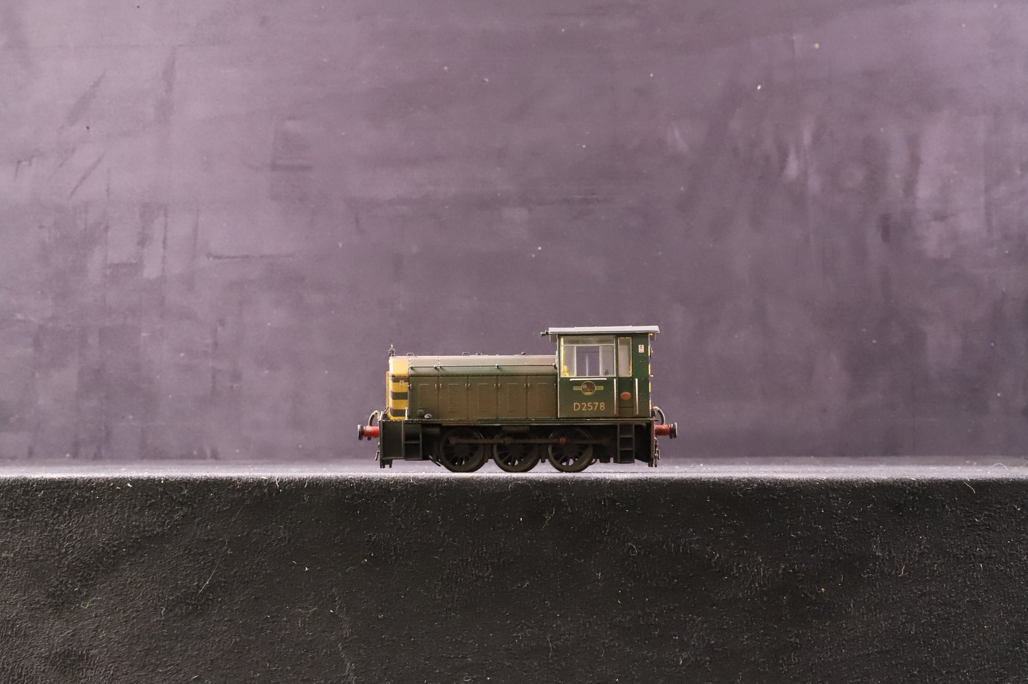 Heljan OO 2501 Class 05 'D2578' BR Green w.wasp stripes, Weathered