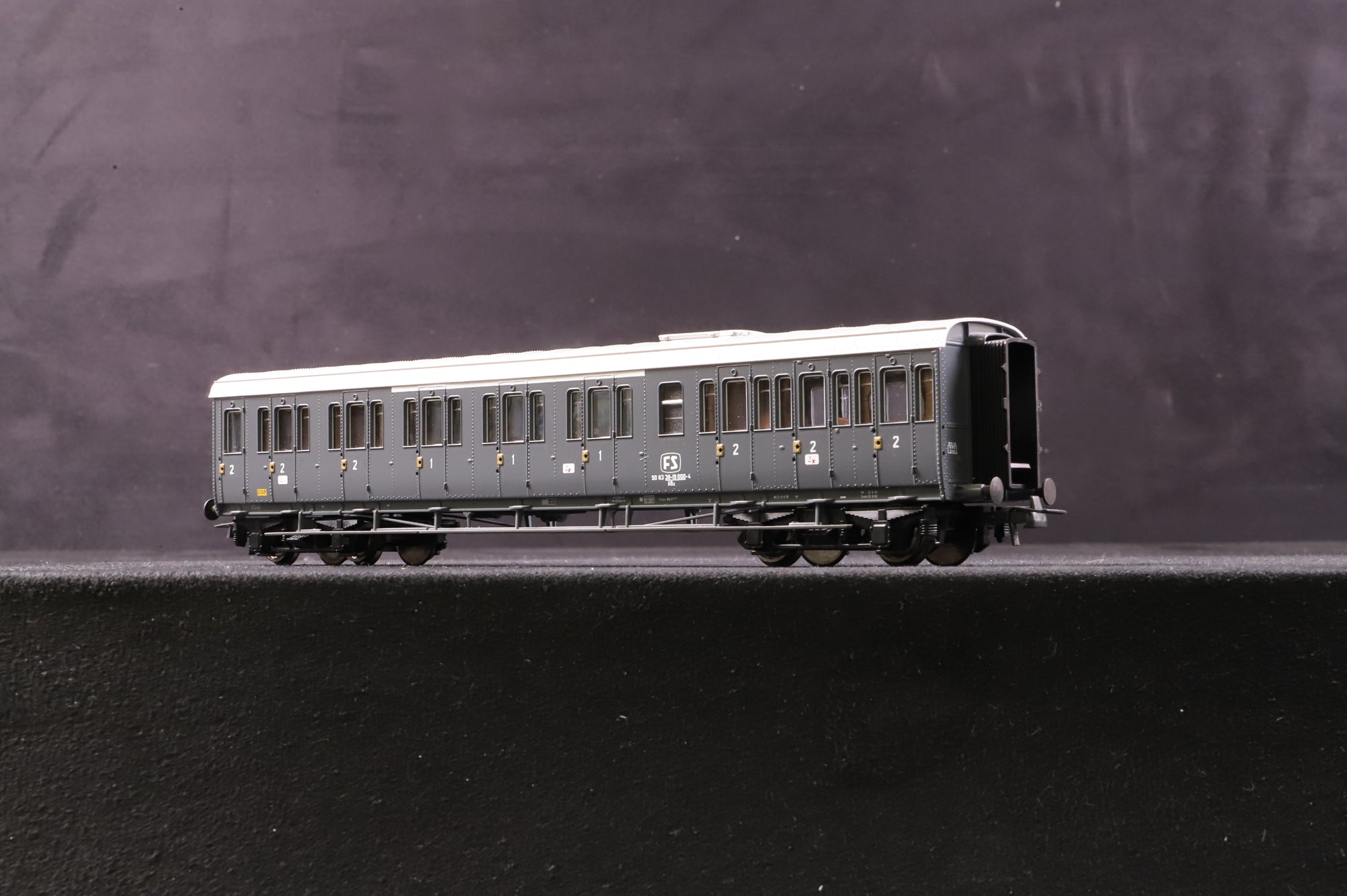 Roco HO Pair of FS Passenger Coaches, Inc. 64982 1/2 Kl. Coach & 64983 2 Kl. Coach