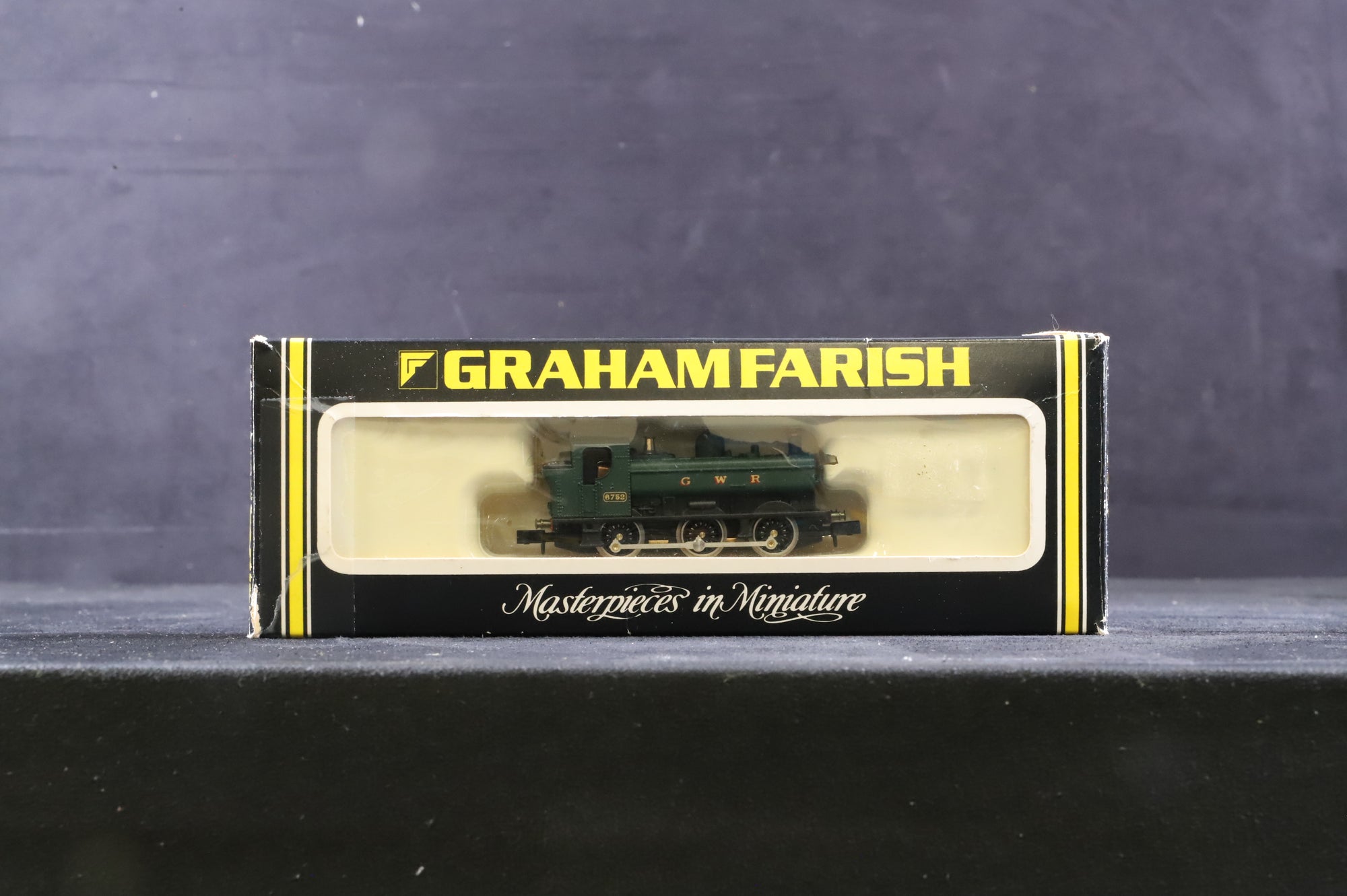 Graham Farish N Gauge 1124 Class 5700 Pannier Tank in GWR Green w/ Cab Type 2