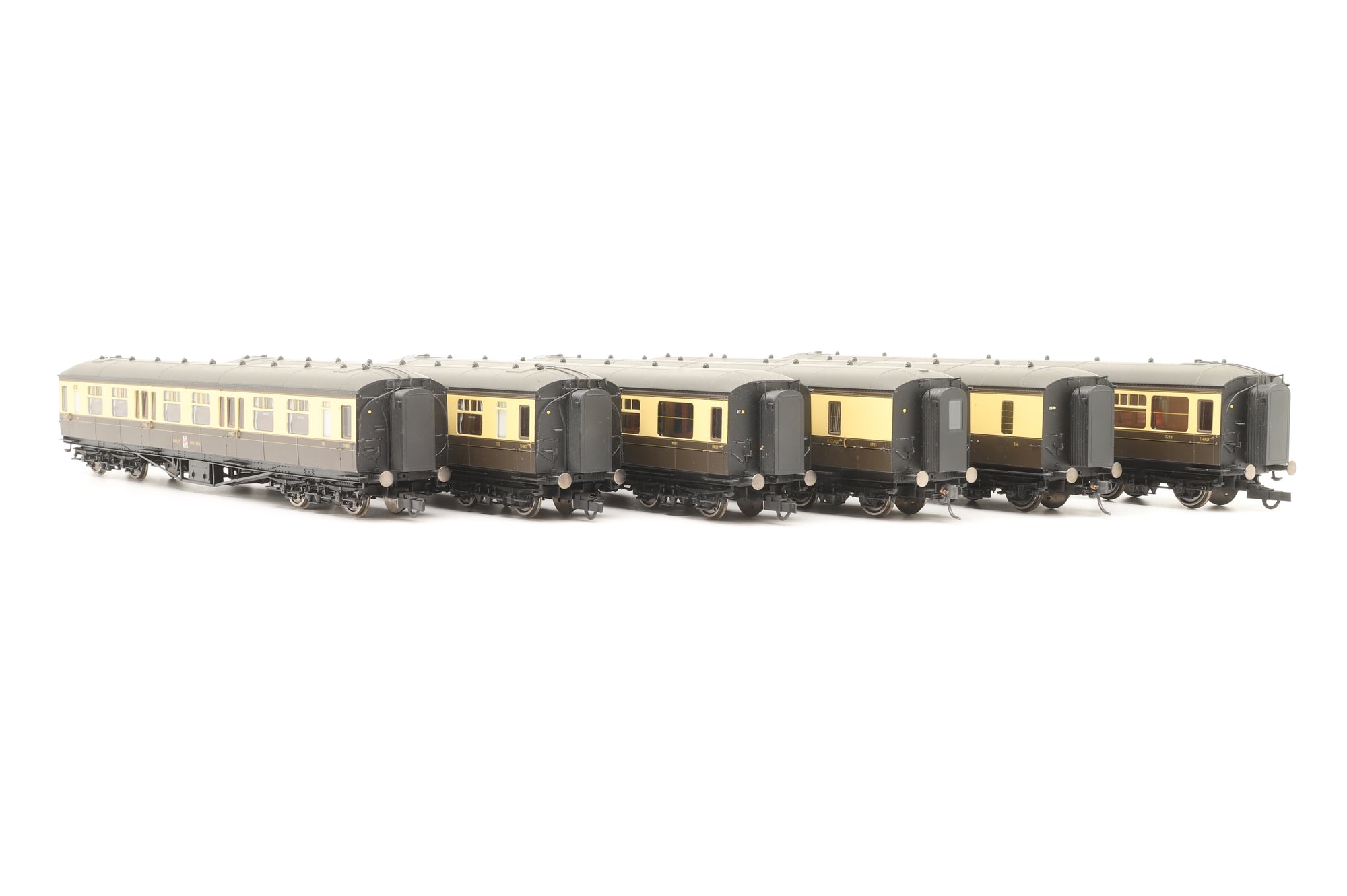 Hornby OO Rake of 6 GWR Chocolate & Cream Coaches, DCC Controlled Lights