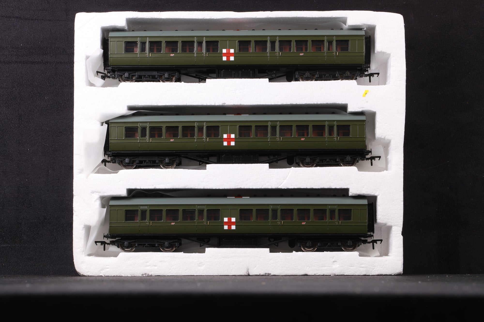 Bachmann OO 30-325 Ambulance Train Coaches Olive Green Only