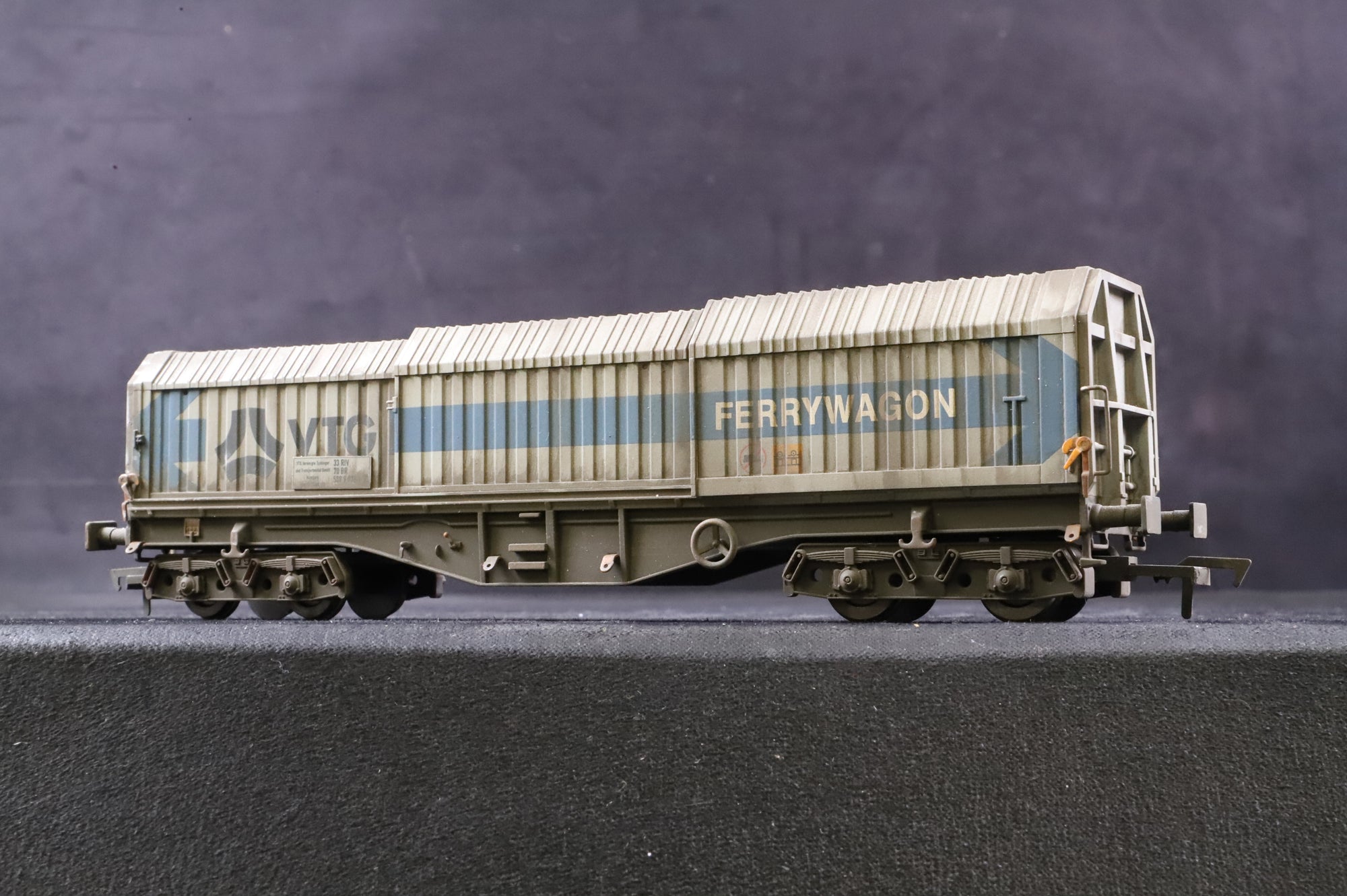Dapol OO Rake of 4 Telescopic Steel Hood Wagons, Tiphook Rail, Inc. B747B, B747F & 2 x B747G, Heavily Weathered