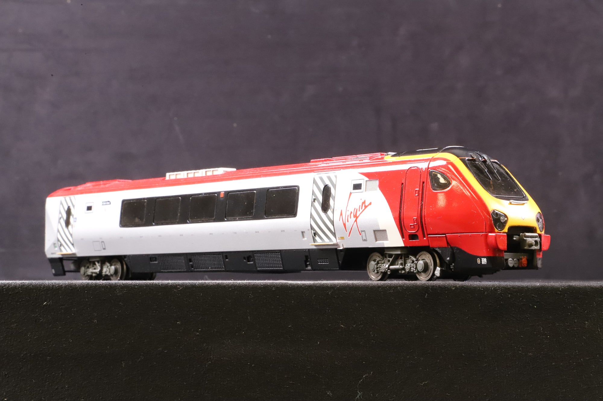 WORKSHOP Bachmann OO 30-600 Bachmann 220 Voyager 3 Car DMU in Virgin Trains Livery