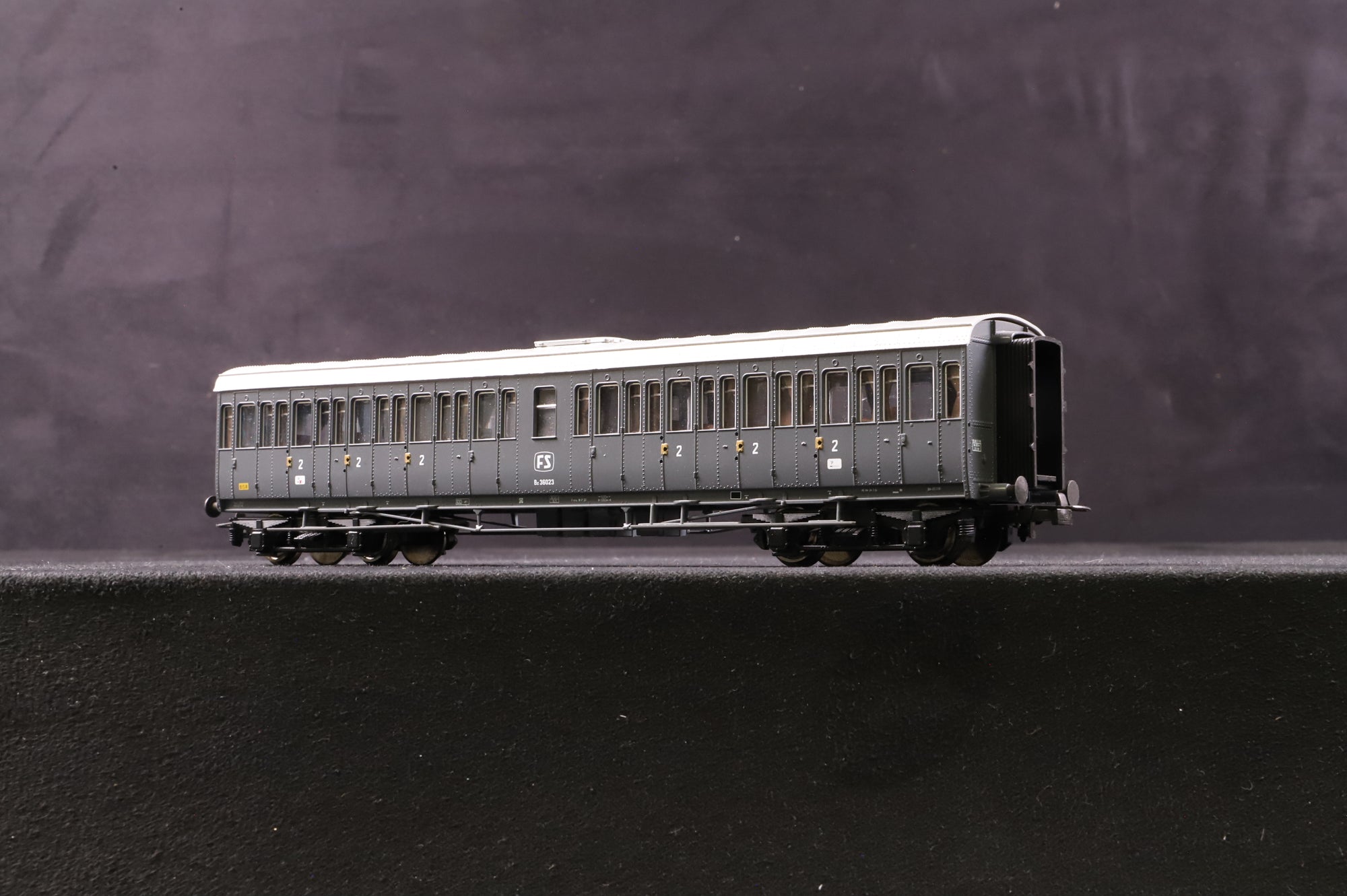 Roco HO Pair of FS Passenger Coaches, Inc. 64982 1/2 Kl. Coach & 64983 2 Kl. Coach