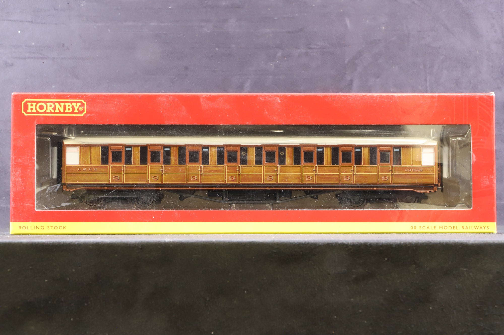 Hornby OO Rake of 3 LNER 61ft 6in Corridor Coaches, Inc. R4170 & R4827, R4828