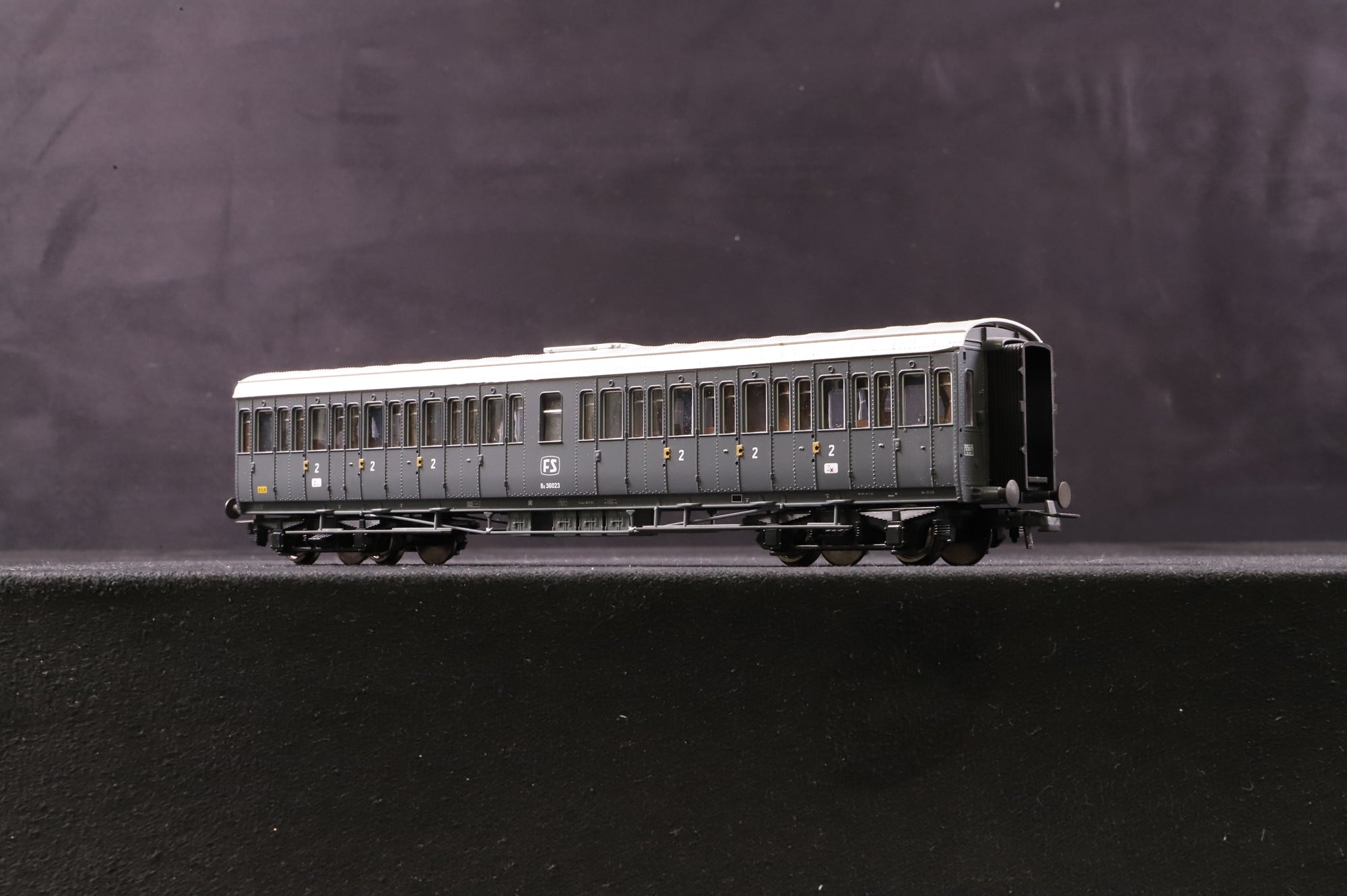 Roco HO Pair of FS Passenger Coaches, Inc. 64982 1/2 Kl. Coach & 64983 2 Kl. Coach