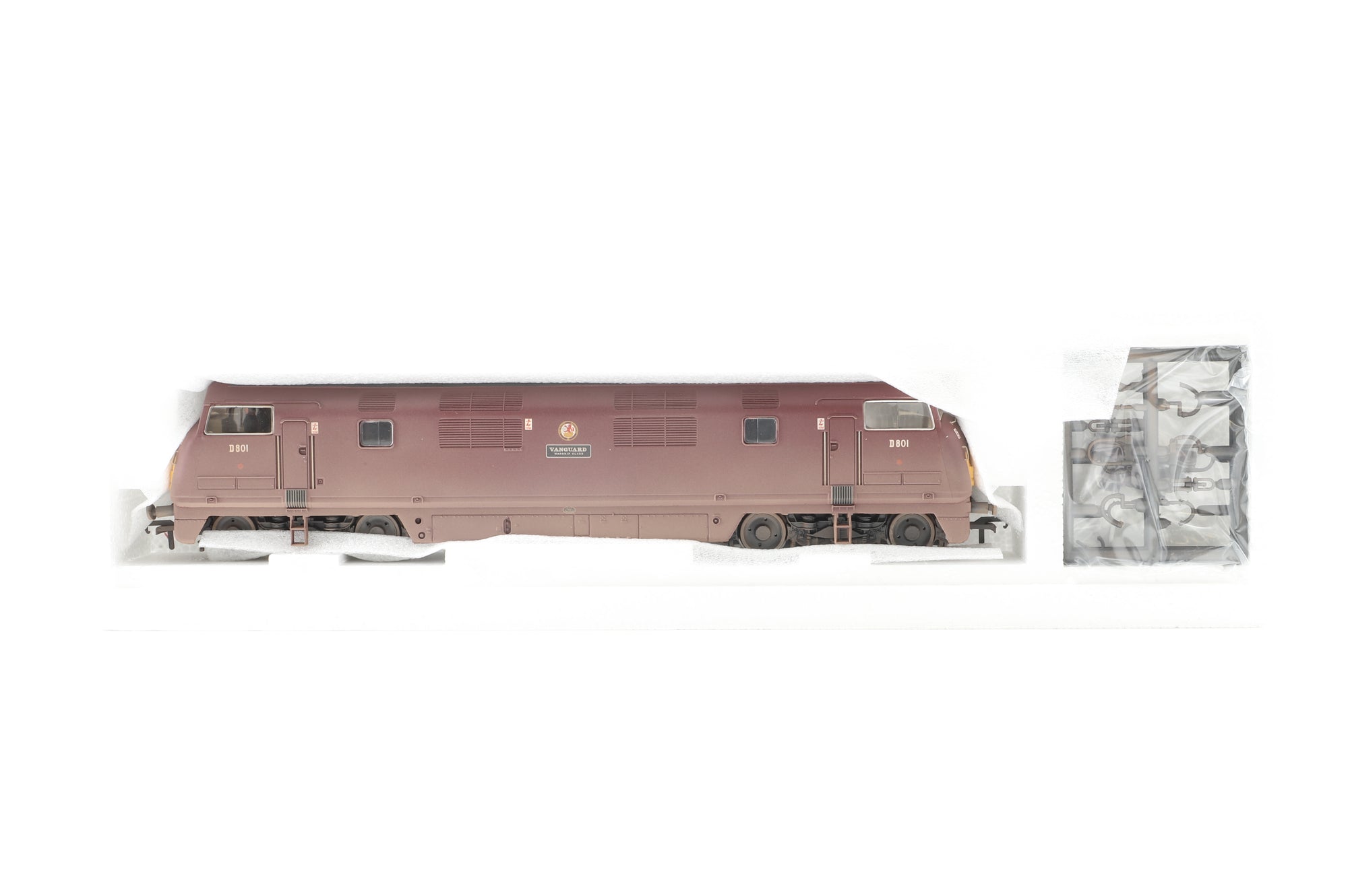 Bachmann OO 32-060 Class 42 Warship Diesel 'D801' 'Vanguard' BR Maroon Weathered