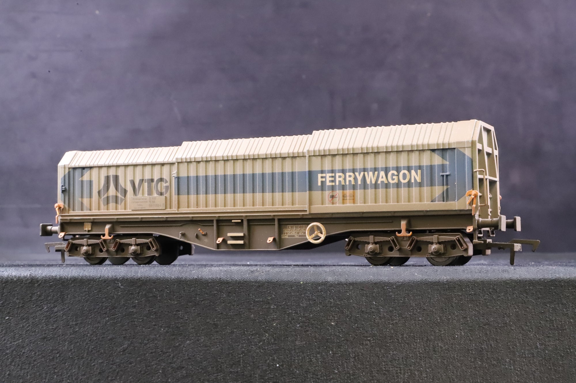 Dapol OO Rake of 4 Telescopic Steel Hood Wagons, Tiphook Rail, Inc. B747B, B747F & 2 x B747G, Heavily Weathered