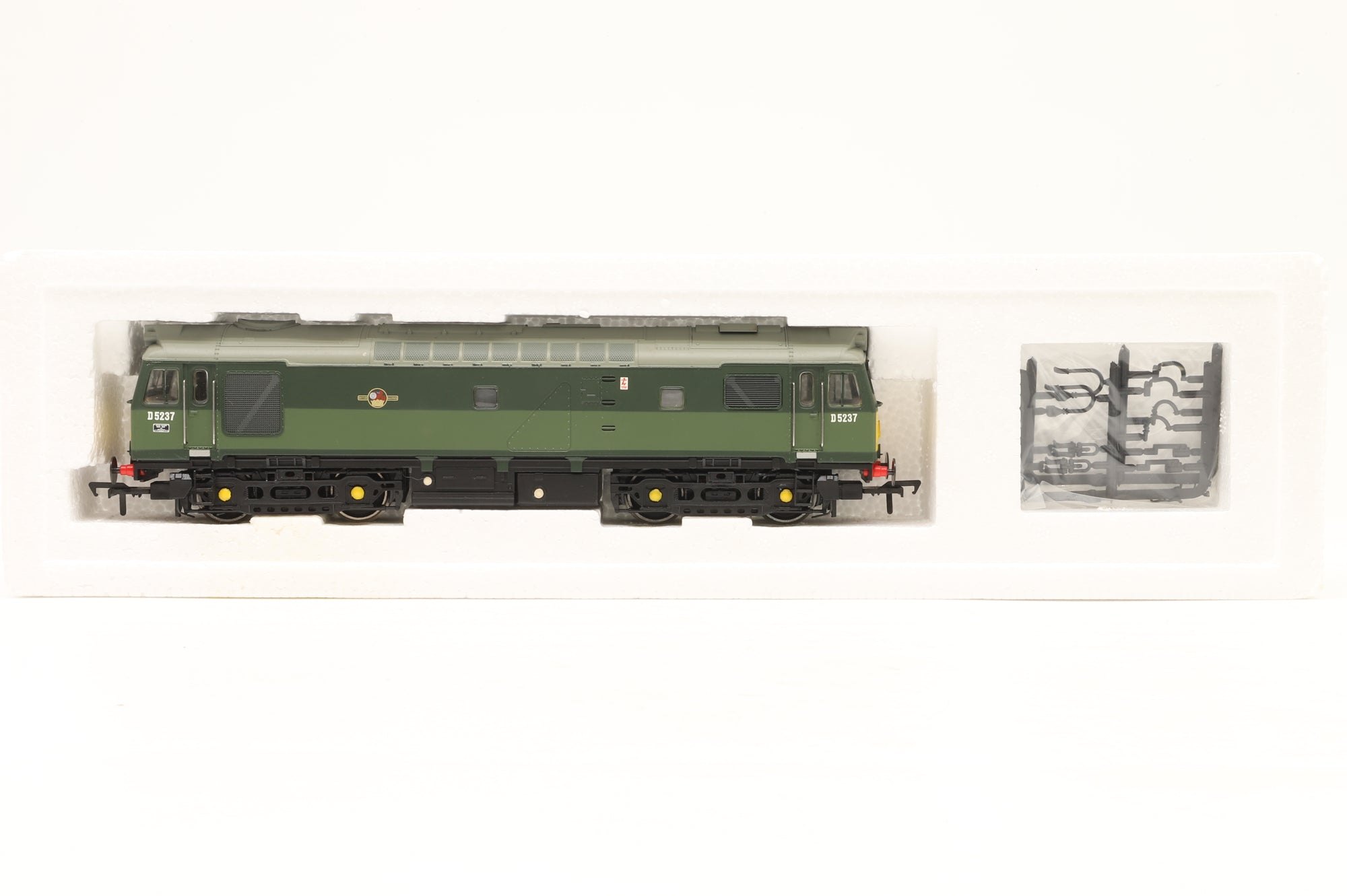 Bachmann OO 32-413 Class 25/2 No. D5237 BR Two Tone Green