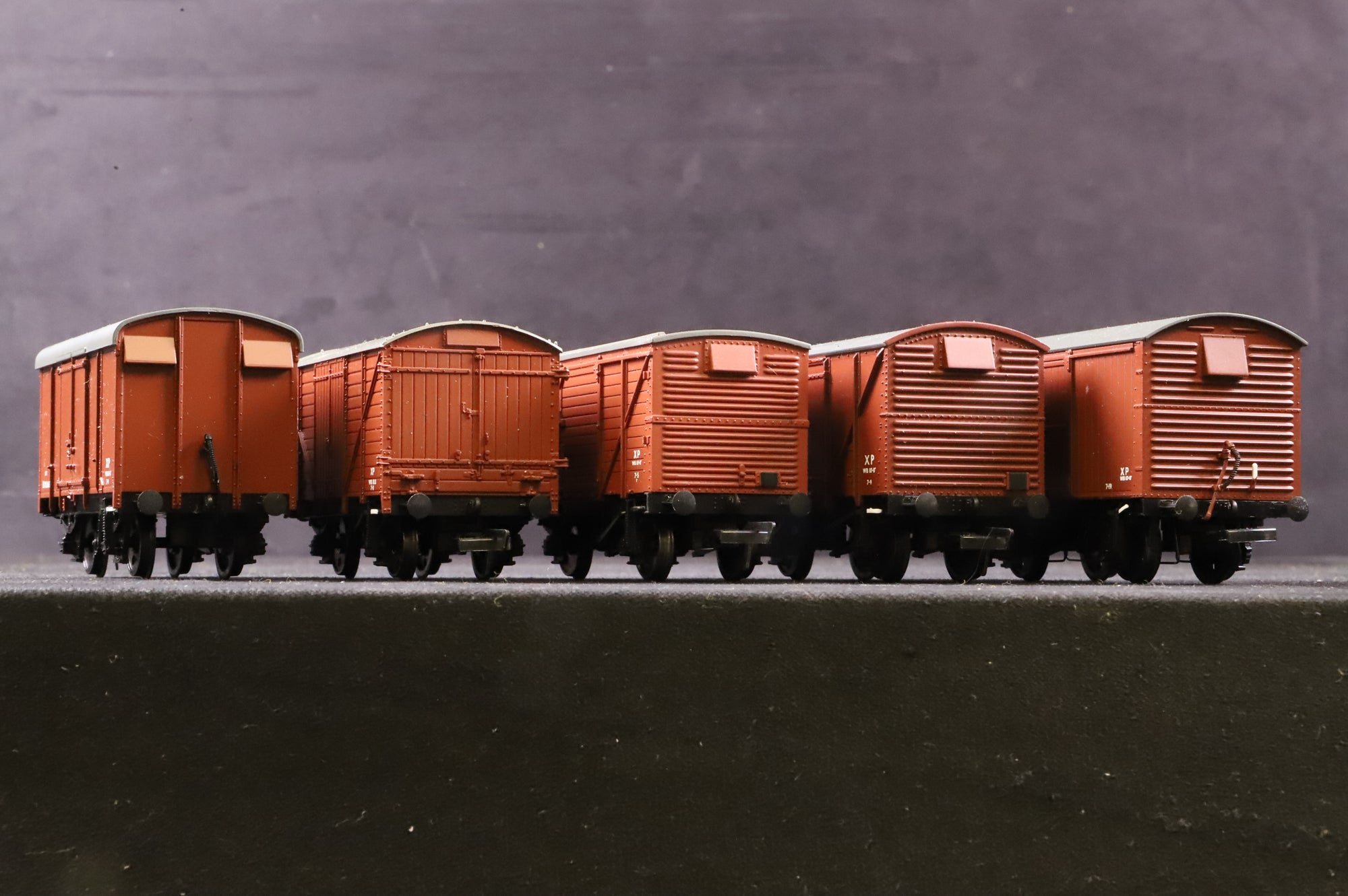 Bachmann OO Rake Of 5 Mixed BR Bauxite Vans