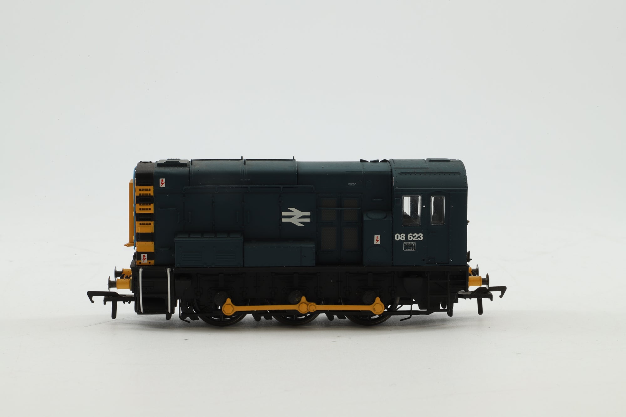 Bachmann OO 32-102 Class 08 08623 in BR Blue w/ Wasp Stripes