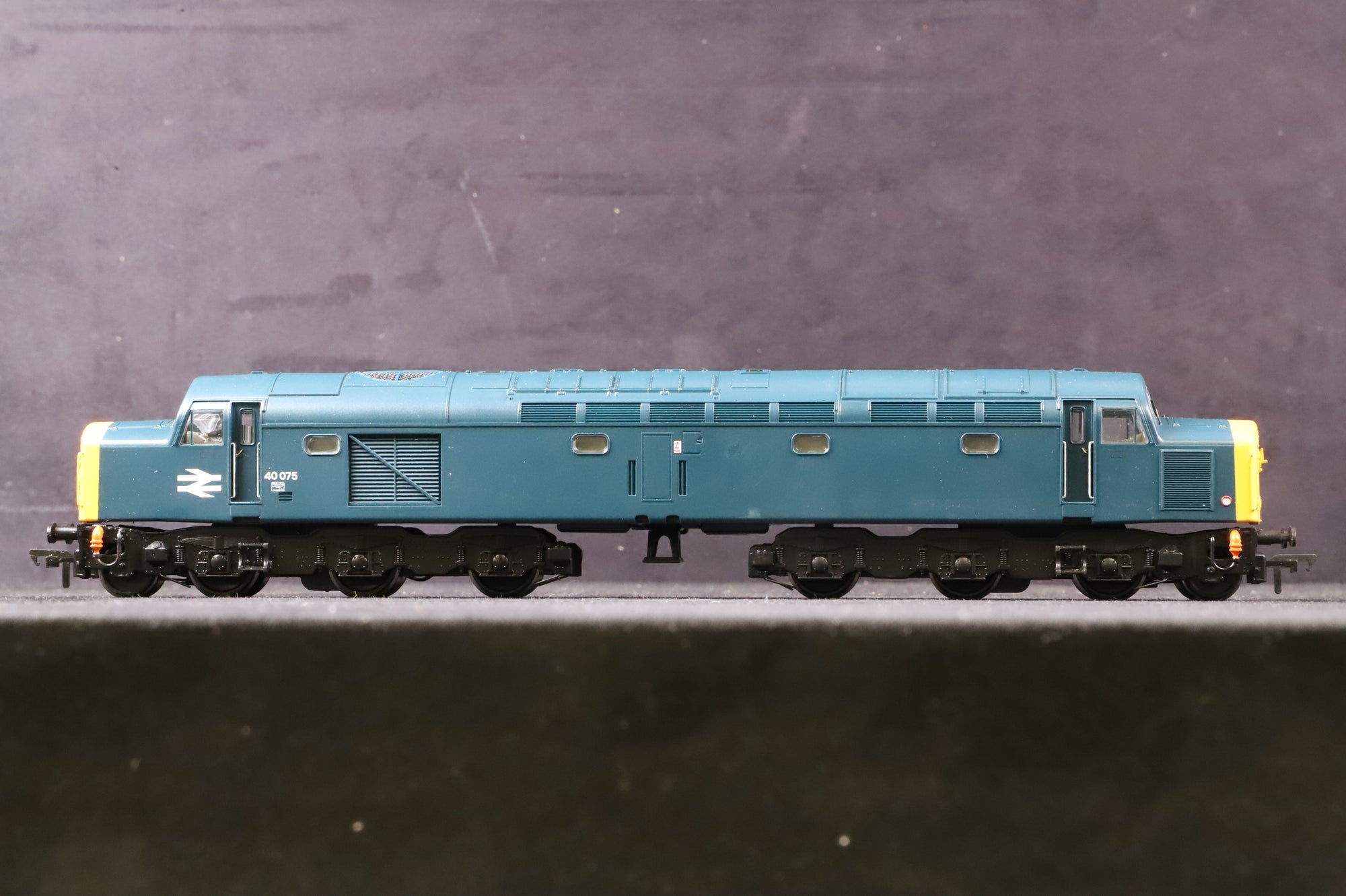 Bachmann OO 32-476  Class 40 '40075' Diesel Locomotive BR Blue Full Yellow Ends