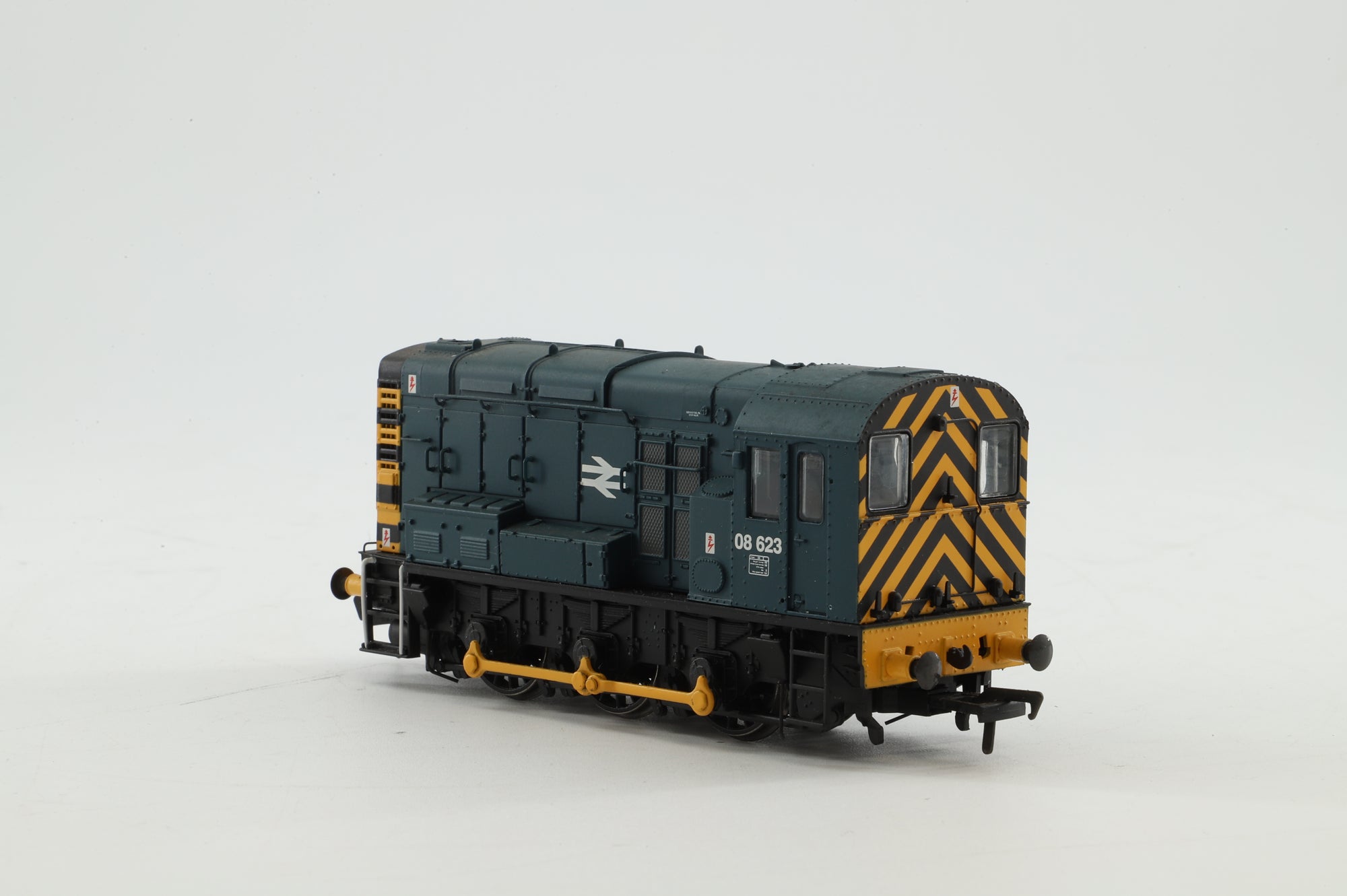 Bachmann OO 32-102 Class 08 08623 in BR Blue w/ Wasp Stripes