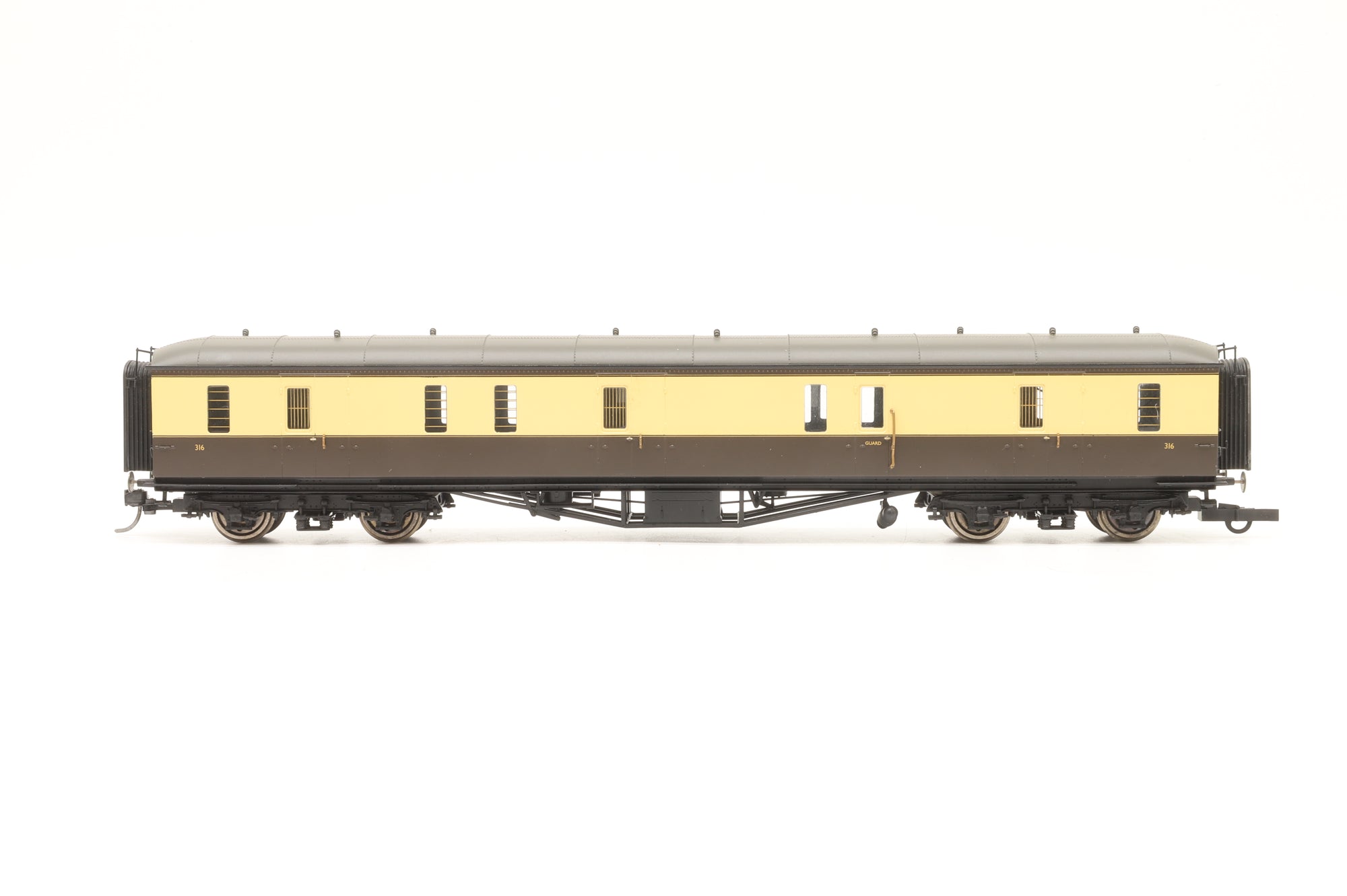 Hornby OO Rake of 6 GWR Chocolate & Cream Coaches, DCC Controlled Lights