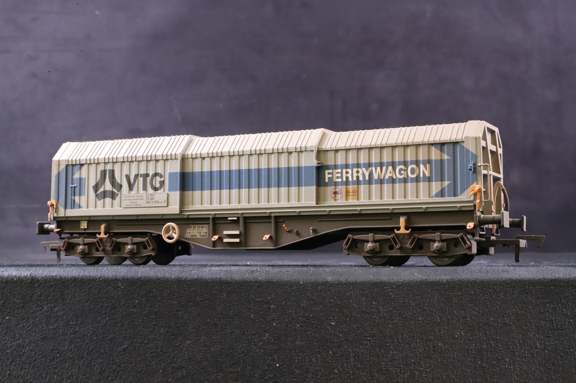Dapol OO Rake of 4 Telescopic Steel Hood Wagons, Tiphook Rail, Inc. B747B, B747F & 2 x B747G, Heavily Weathered