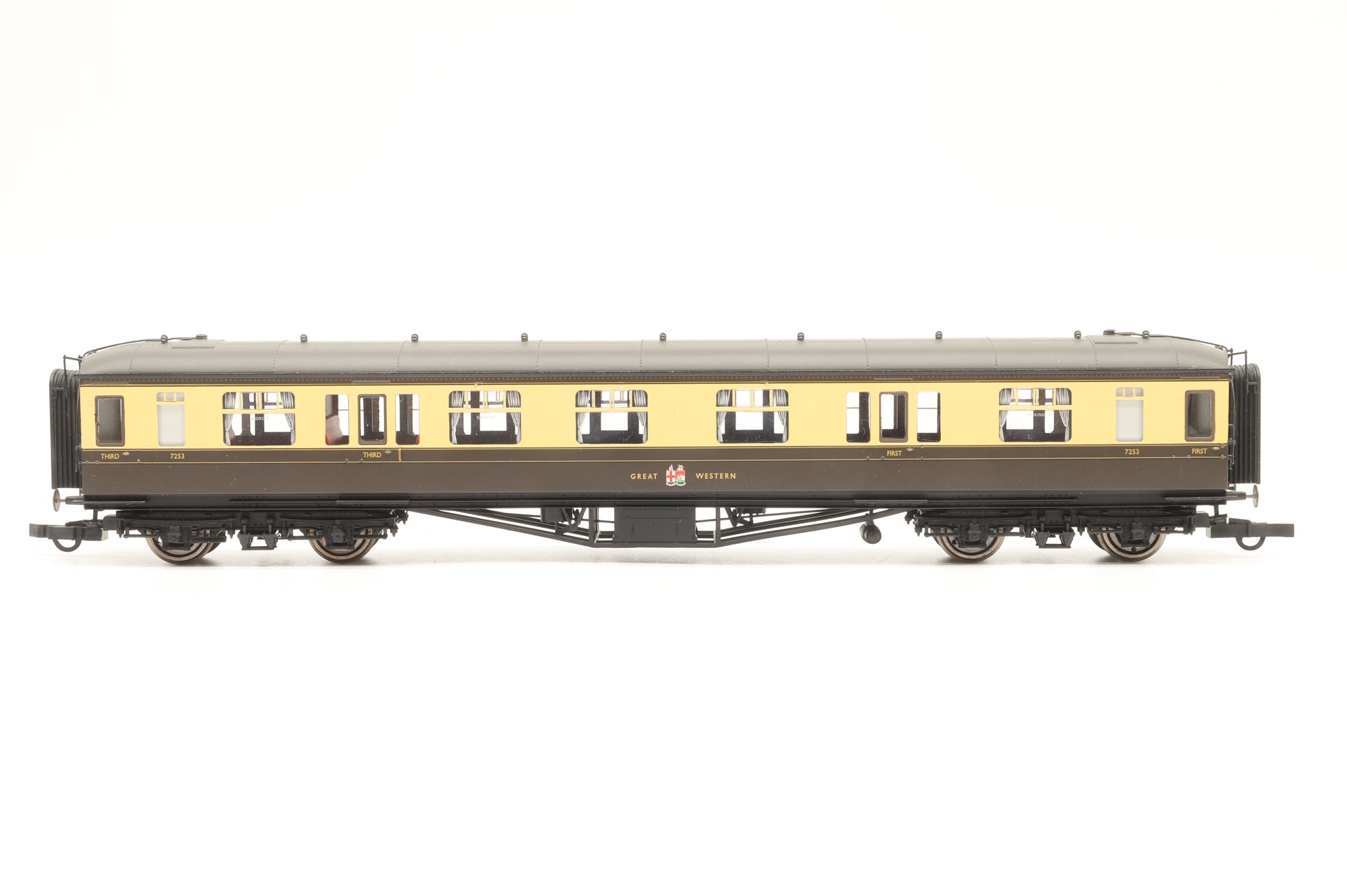 Hornby OO Rake of 6 GWR Chocolate & Cream Coaches, DCC Controlled Lights