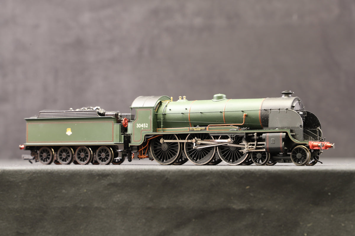 Hornby OO R2905 BR 4-6-0 Class N15 &#39;30452&#39; &#39;Sir Meliagrance&#39; BR Lined Green E/C