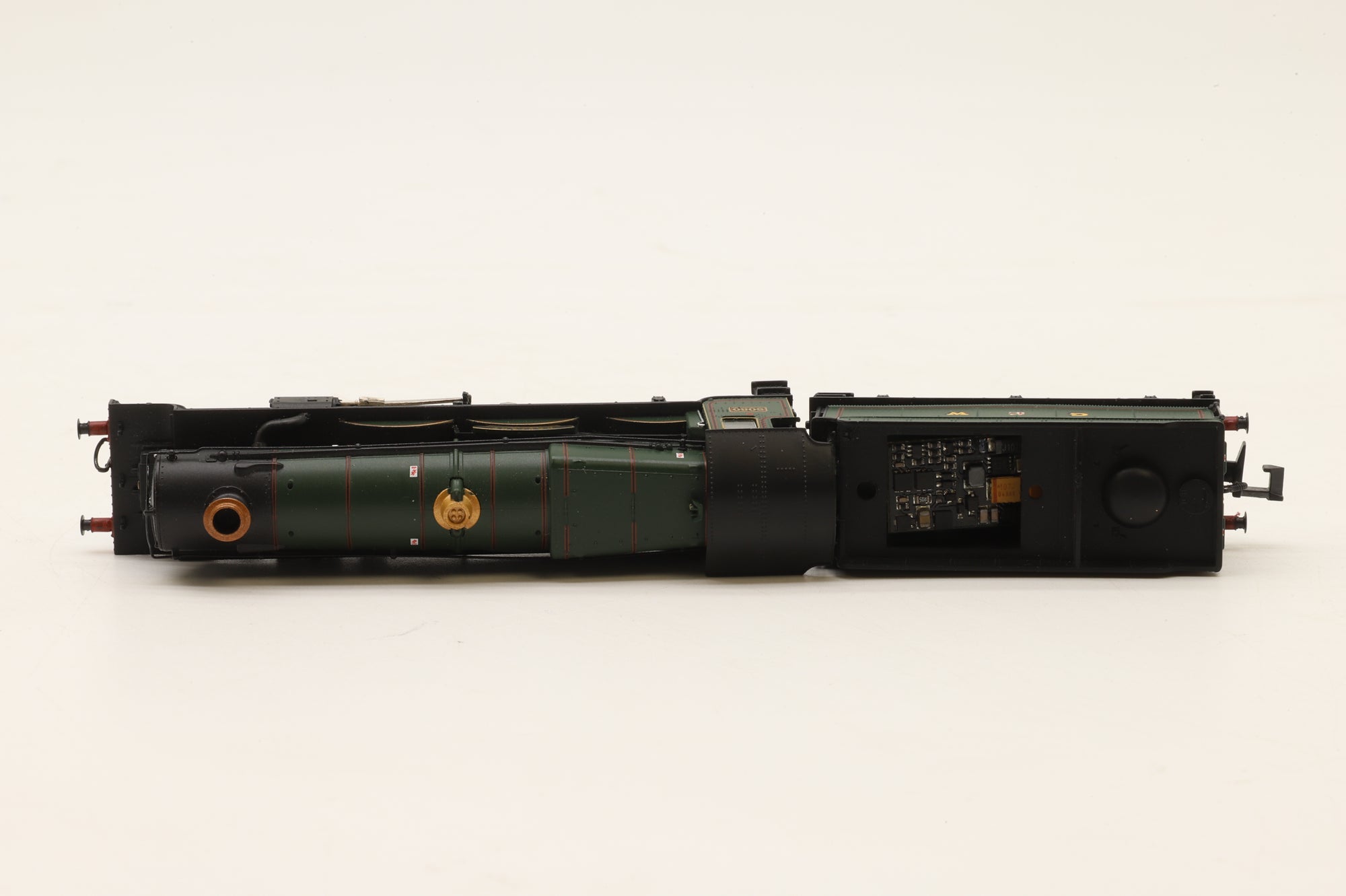 Graham Farish N 370-160 Castle Class '5080' 'Defiant' GWR Lined Green DCC Sound