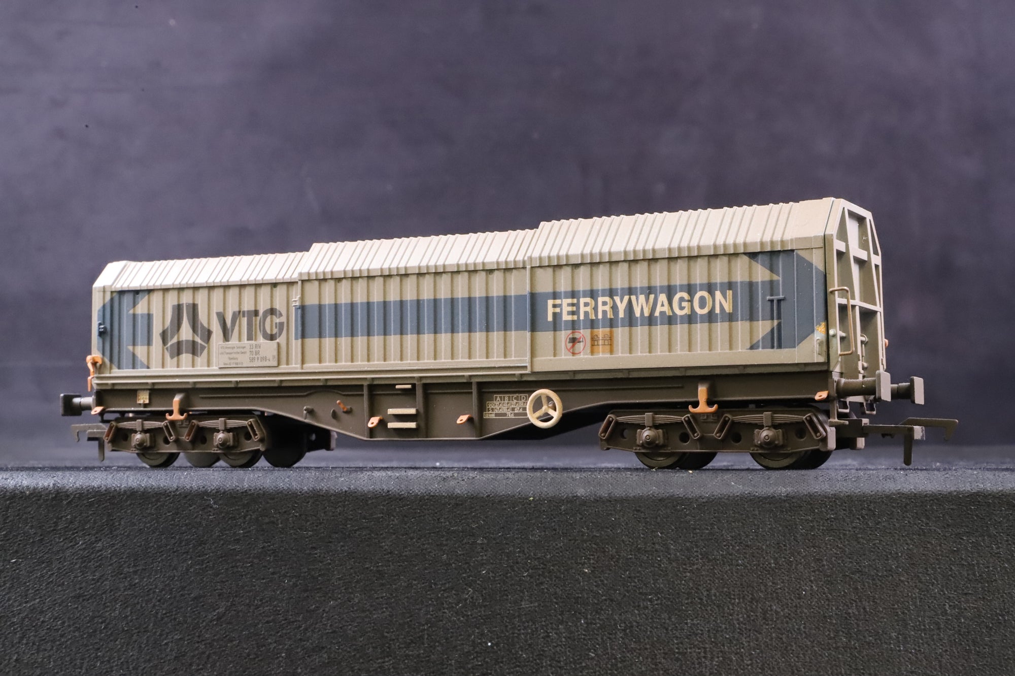 Dapol OO Rake of 4 Telescopic Steel Hood Wagons, Tiphook Rail, Inc. B747B, B747F & 2 x B747G, Heavily Weathered