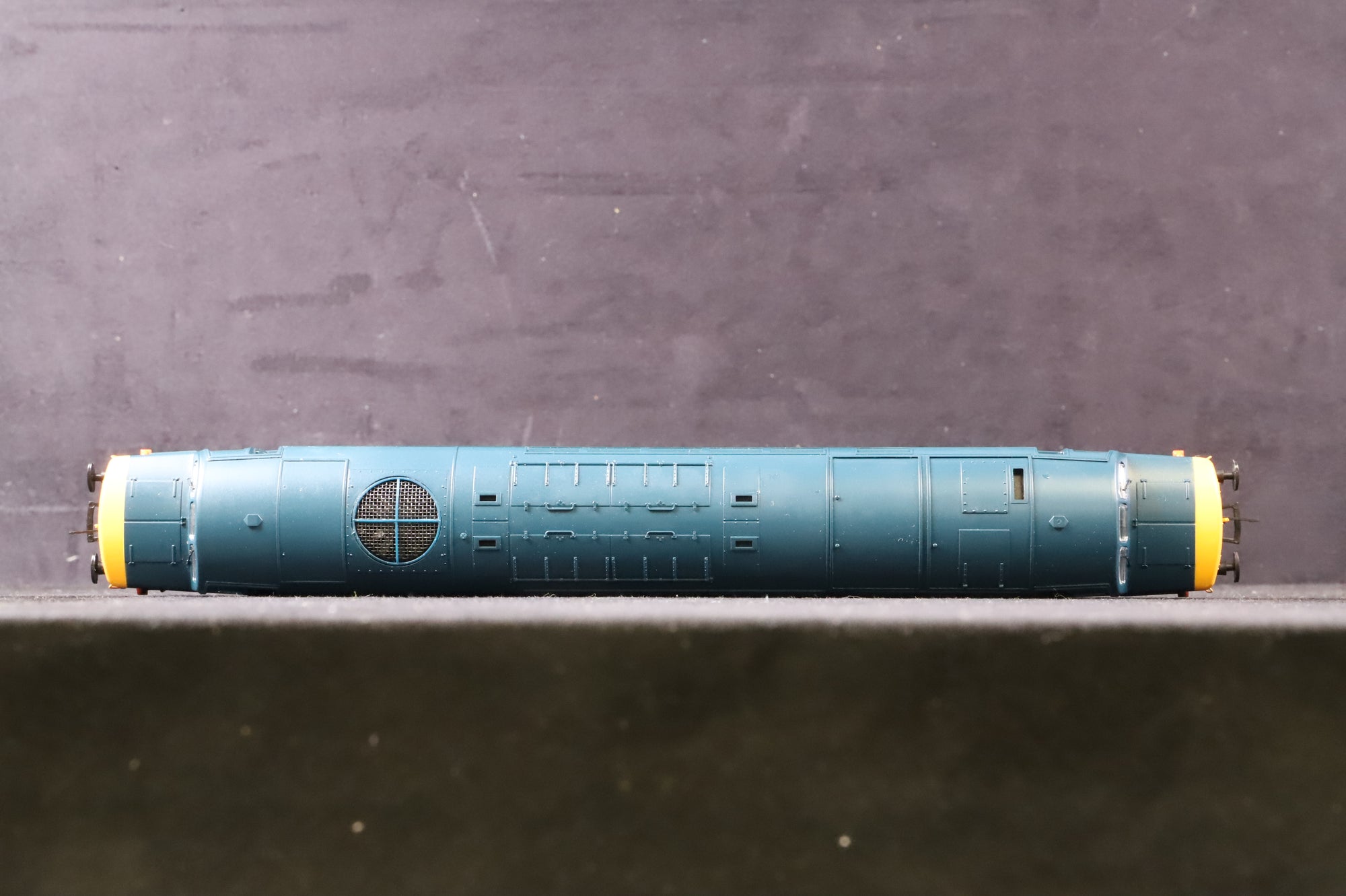 Bachmann OO 32-476  Class 40 '40075' Diesel Locomotive BR Blue Full Yellow Ends