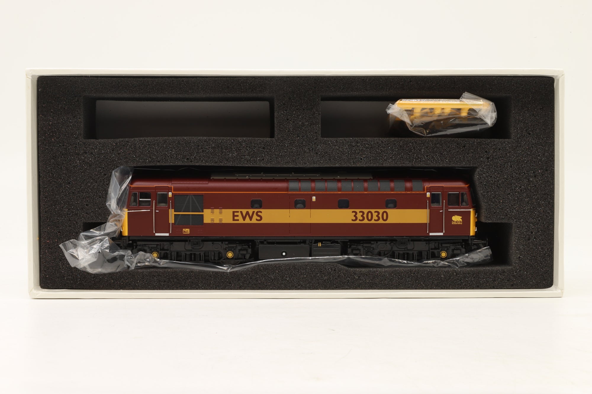 Heljan OO 3303 Class 33 33030 in EWS Livery