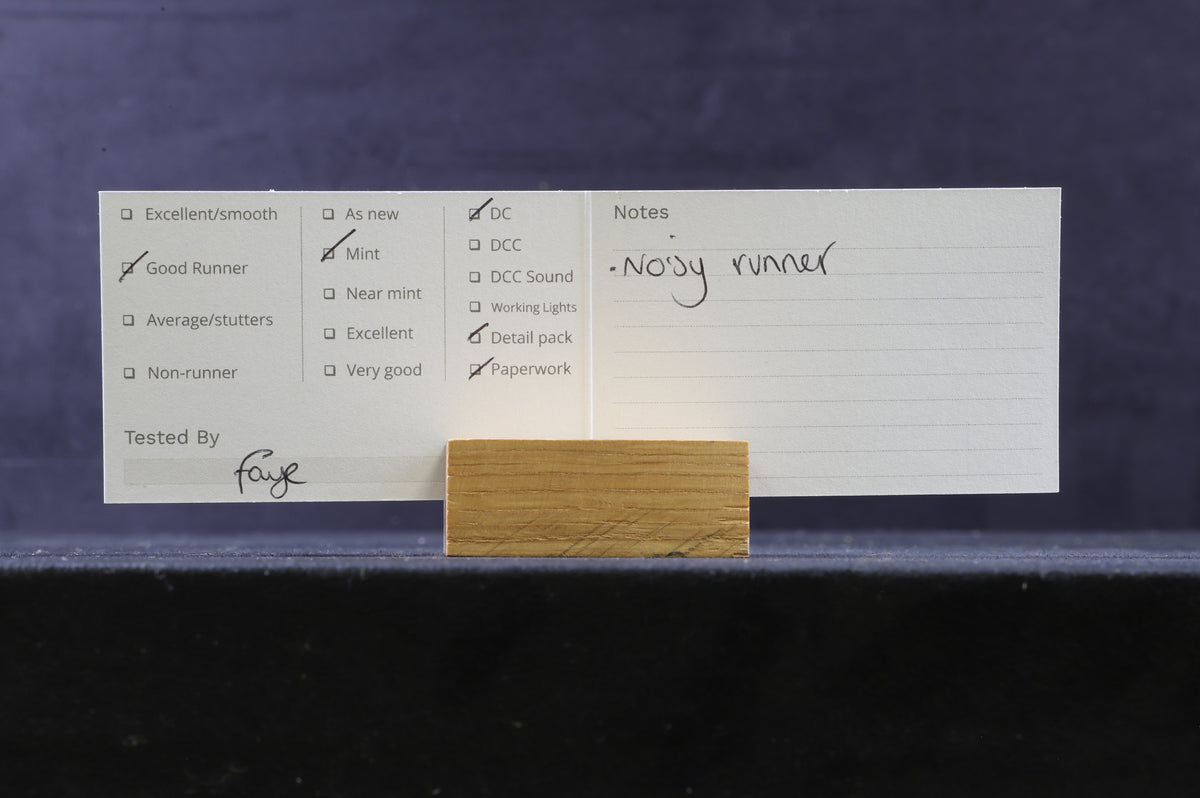 Hornby OO R2407 SR 0-6-0 Terrier Locomotive &#39;Carisbrooke No 13&#39;