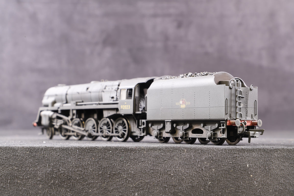 Hornby Railroad OO R3274 Class 9F Crosti Boiler &#39;92023&#39; BR Plain Black L/C, Weathered